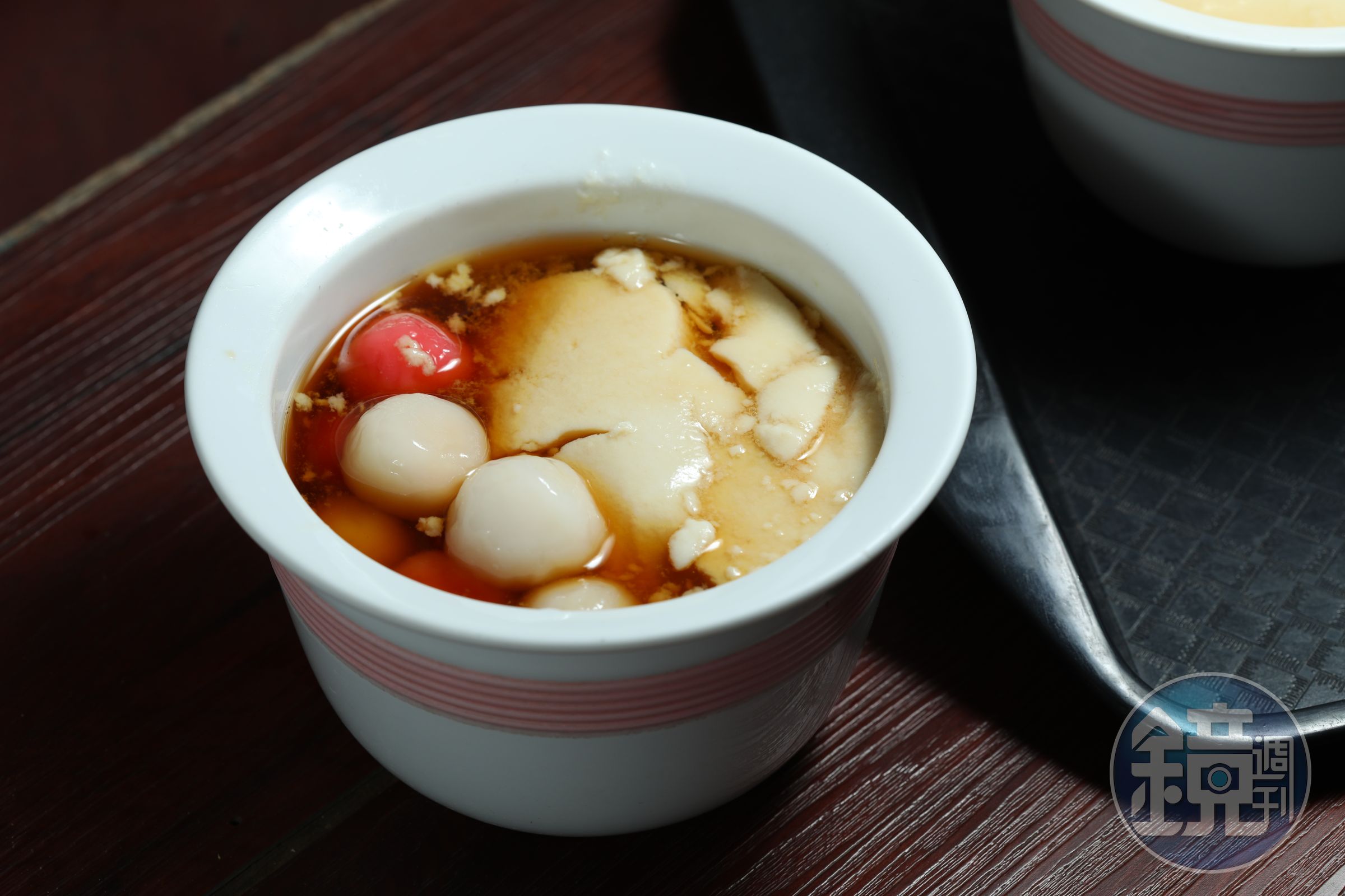 「湯圓豆花」使用台糖二砂與黑糖手工翻炒的糖水製作。(55元/碗)