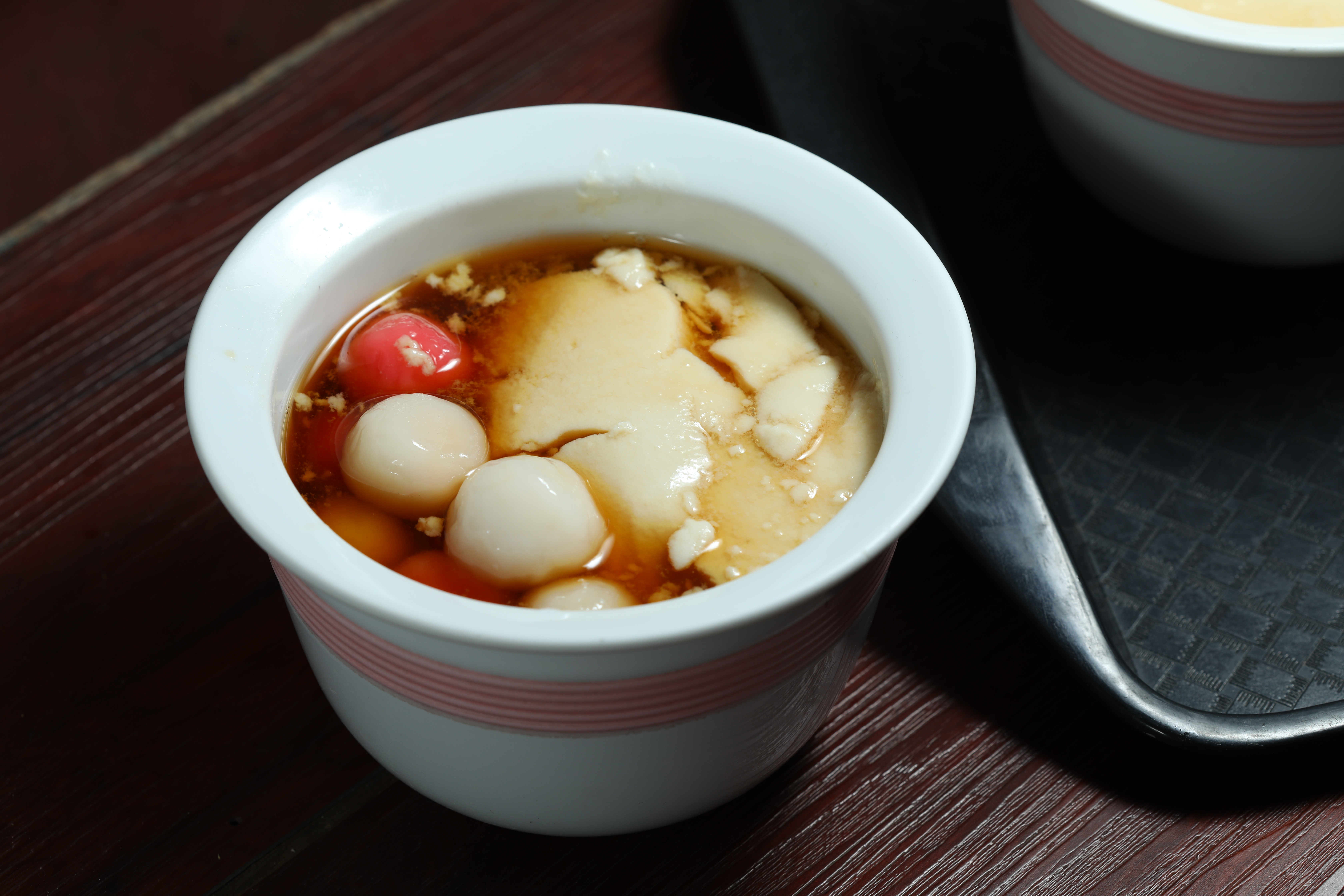 「湯圓豆花」使用台糖二砂與黑糖手工翻炒的糖水製作。（55元／碗）