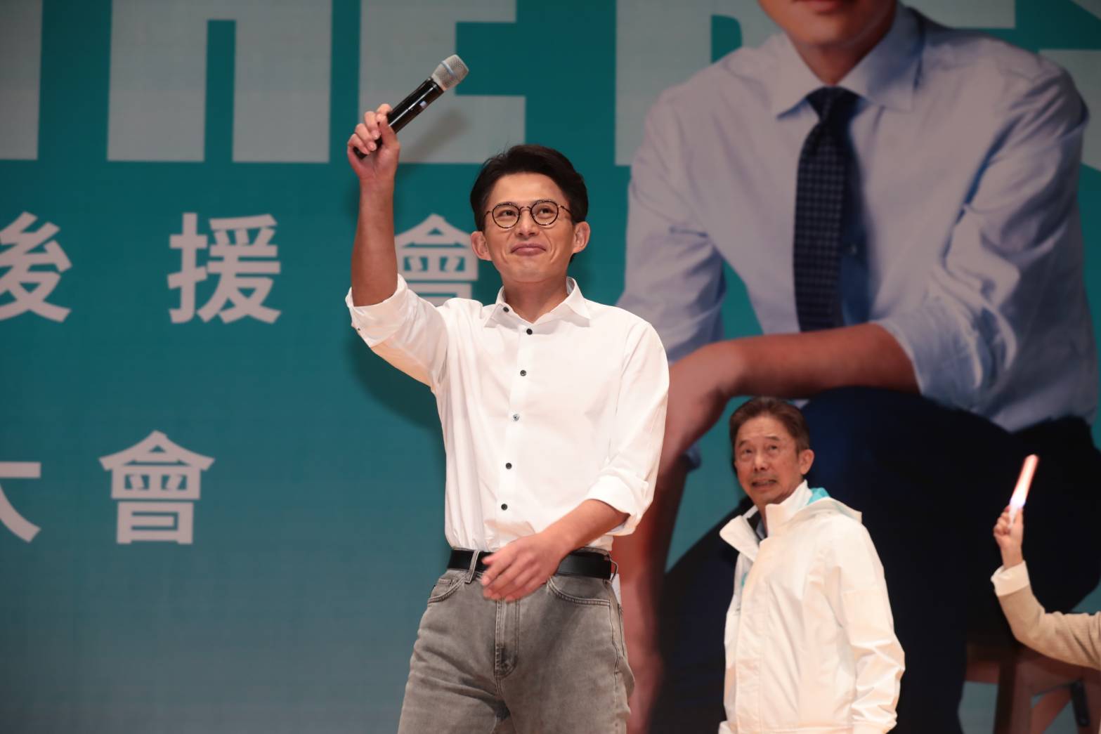 對於黃國昌合體蔡正元大談祖源,周軒感慨「終於,黃國昌已經徹底把太陽花的偽裝放下了。」(鏡報林煒凱)