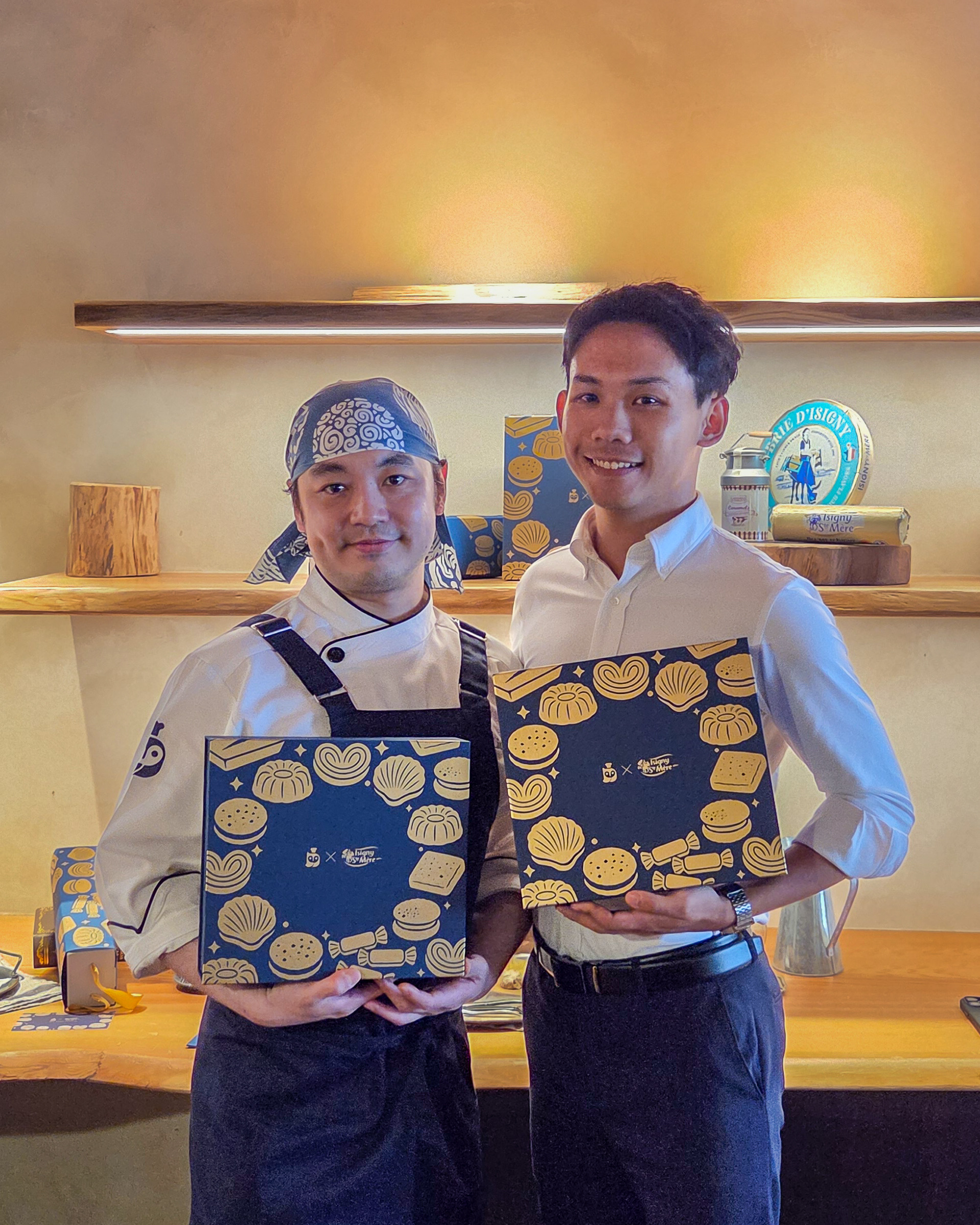 深法創辦人Rick（左）與依思尼乳品代表James（右）聯名推出夜色迴響中秋禮盒。（深夜裡的法國手工甜點提供）