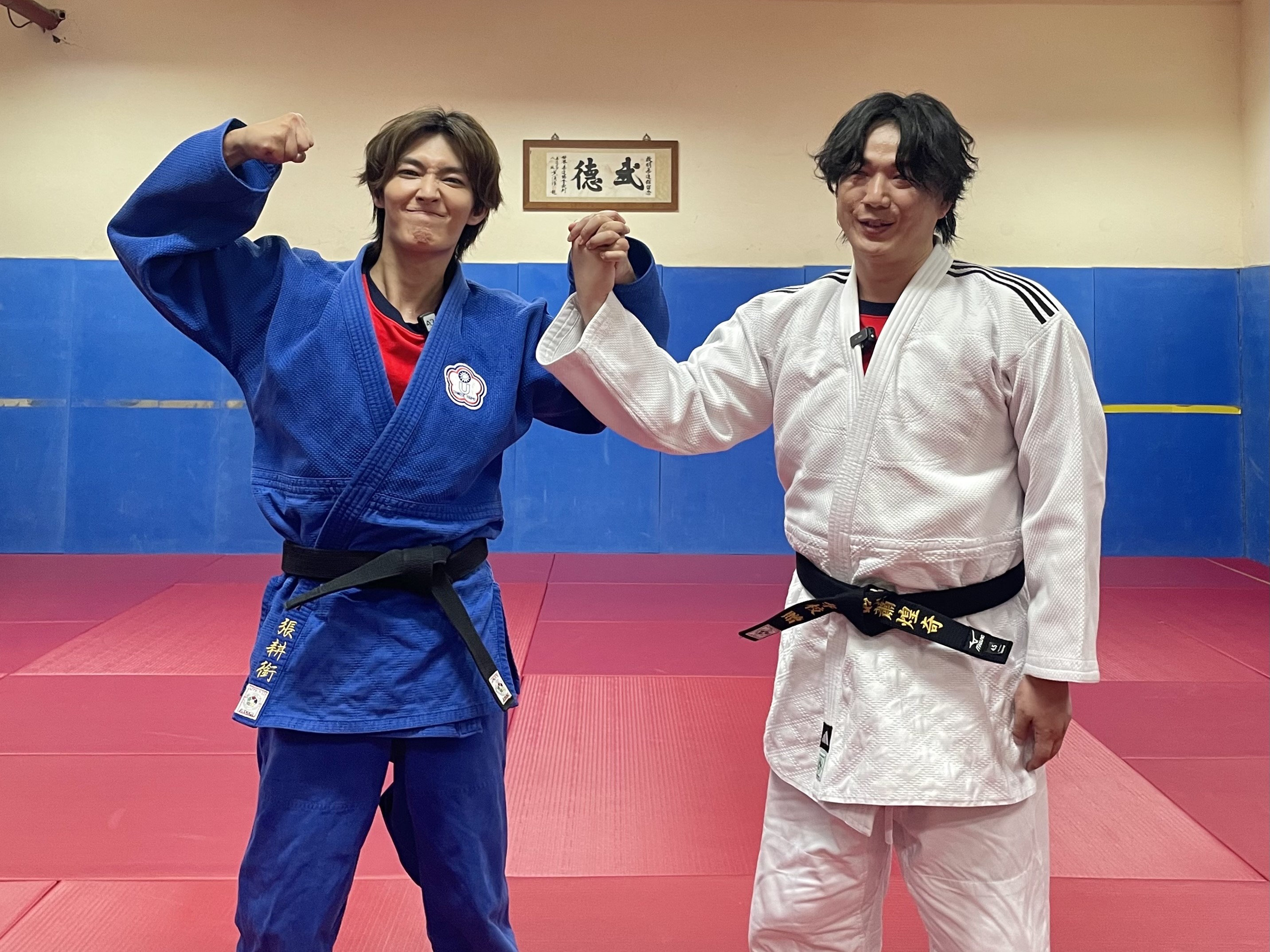 蕭煌奇（右）、炎亞綸錄影換上柔道服切磋。（大浪娛樂提供）