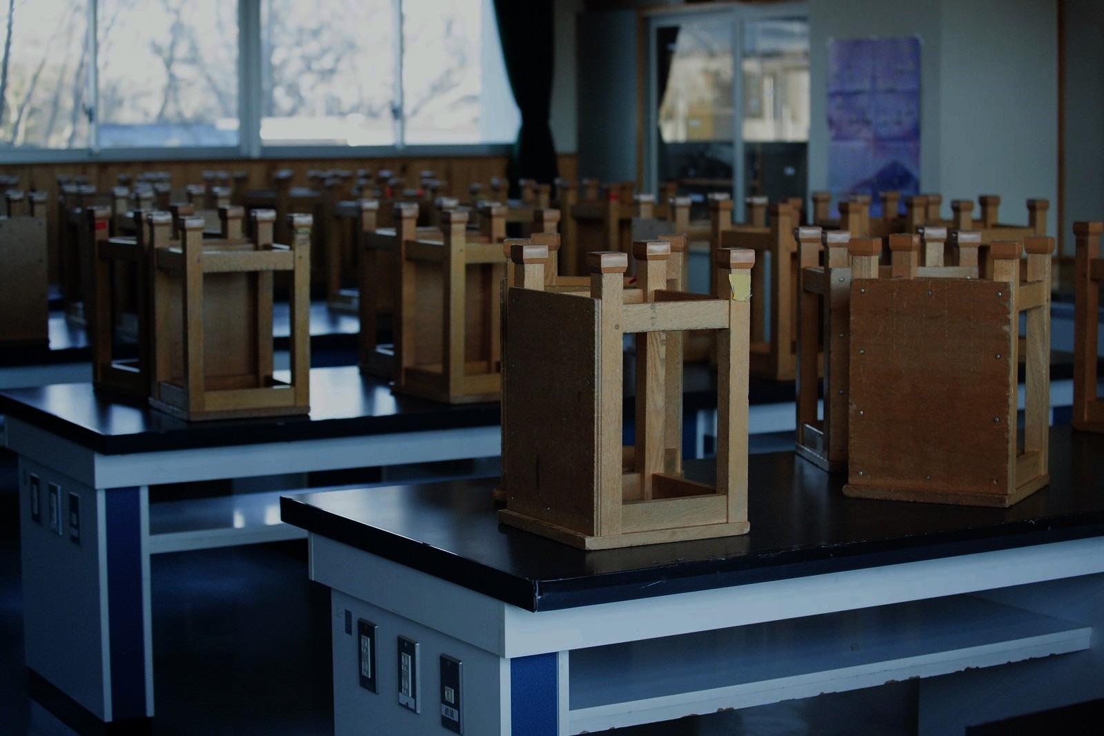 一名就讀北市某公立高職女網友透過網路揭露，就讀期間水壺被加入不明液體，衣服、娃娃等私人物品也出現不明黃垢和口紅痕，且類似情況還不只一次，校方獲報卻消極處理。示意圖。（翻攝自Pakutaso）