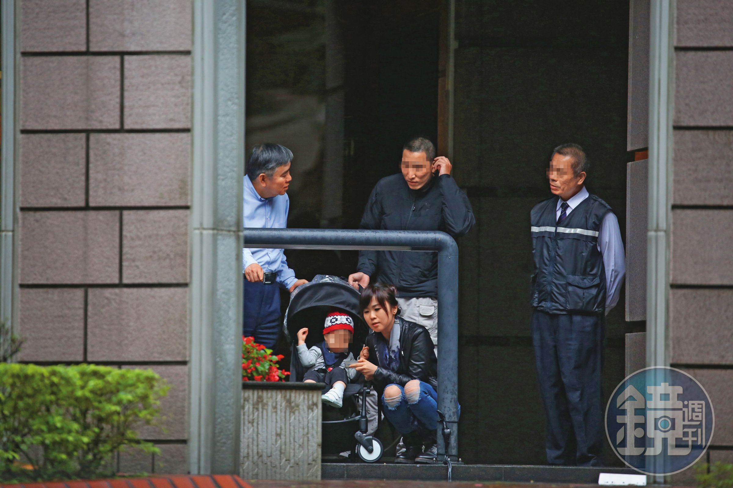 王文洋(左一)特別愛小孩,尤其寵愛女兒王思涵(右二)所生的外孫(左二)。