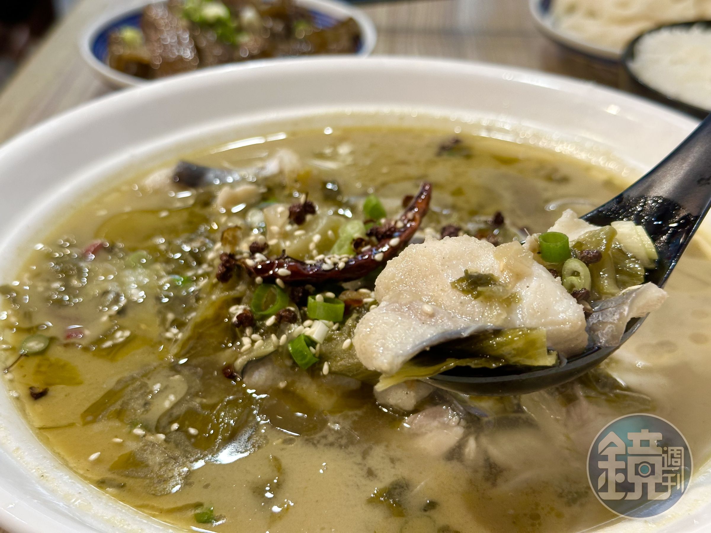 「金湯酸菜魚」湯頭辛辣酸甜,巴沙魚肉嫩、魚味重。(220元/小份)