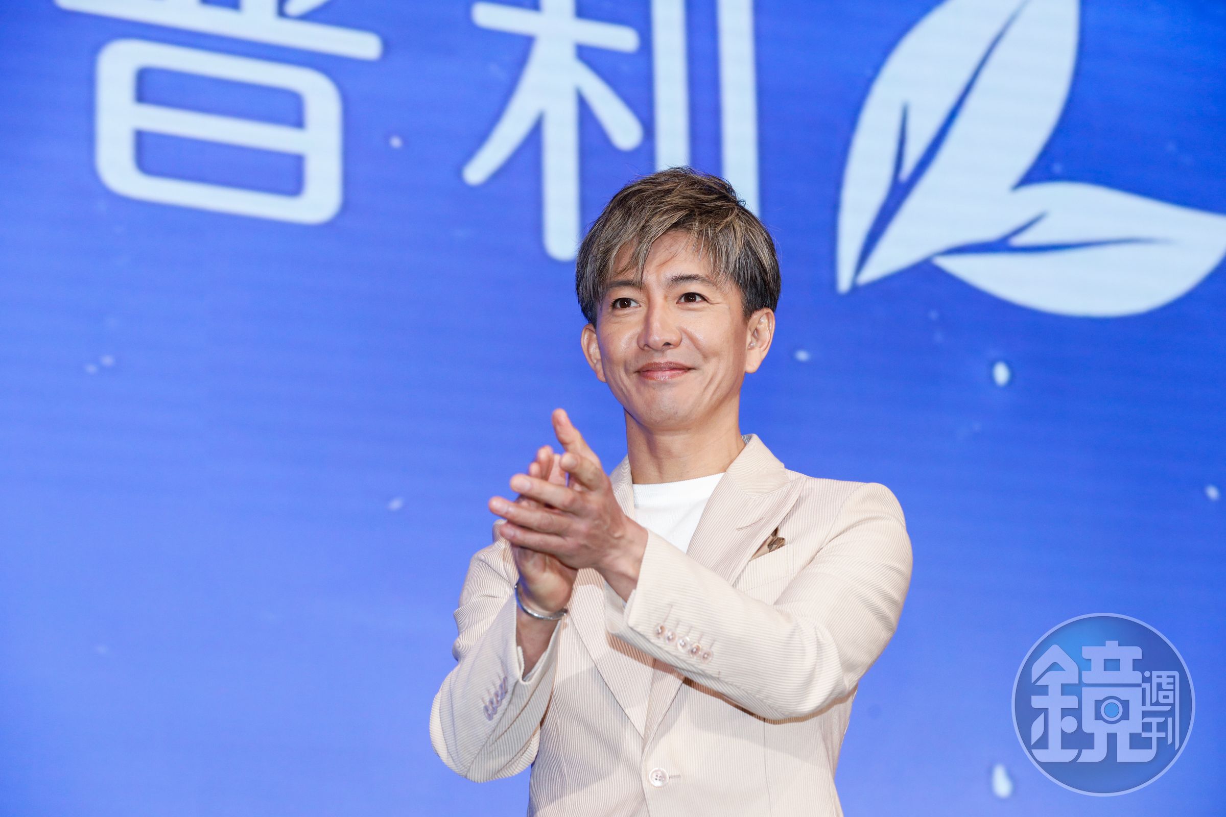 聽到現場粉絲歡呼，木村拓哉對她們拍手回應。