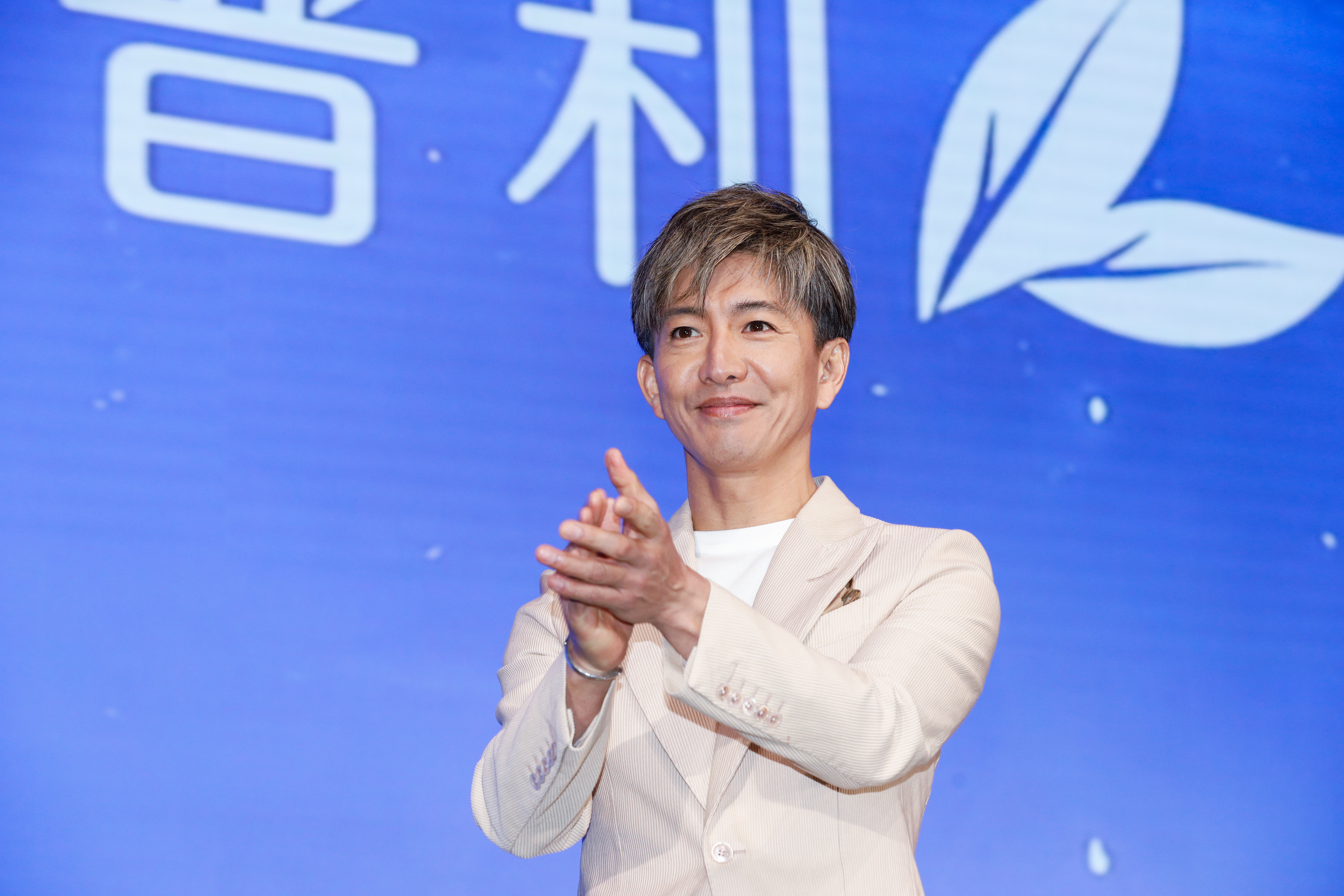 聽到現場粉絲歡呼，木村拓哉對她們拍手回應。