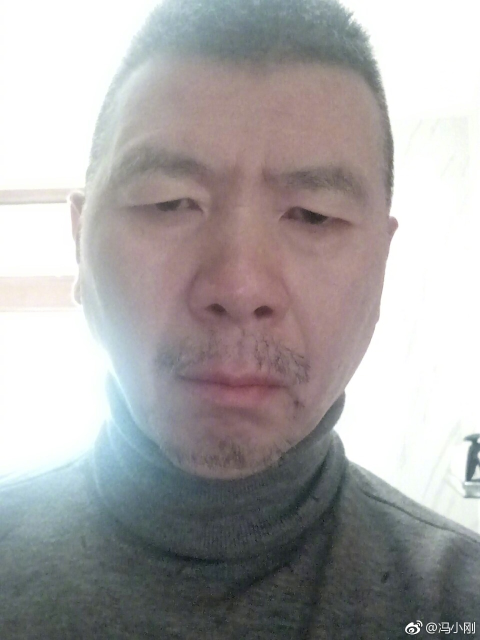 中國大陸導演馮小剛為了女兒在美國洛杉磯購置豪宅，還Long Stay陪伴適應環境。（翻攝馮小剛微博）