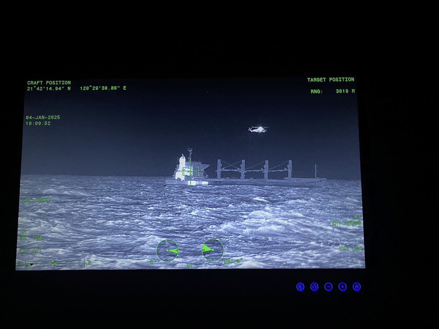 海巡署協同國搜中心直升機，救援受困船員。（海巡署提供）