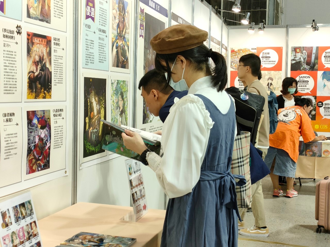 2024年開拓極短篇原創大賞《漫想紛呈》，在11月初舉辦的PF41設有專區，吸引民眾參觀。（開拓動漫提供）