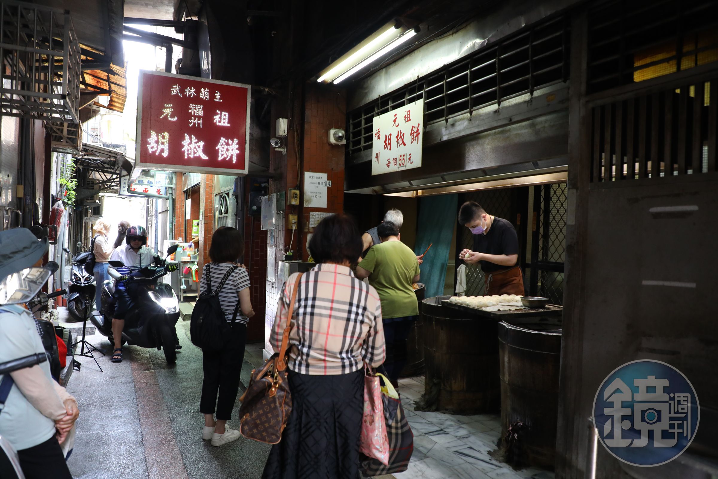 台北萬華的「福州元祖胡椒餅」隱身在民宅巷弄內。