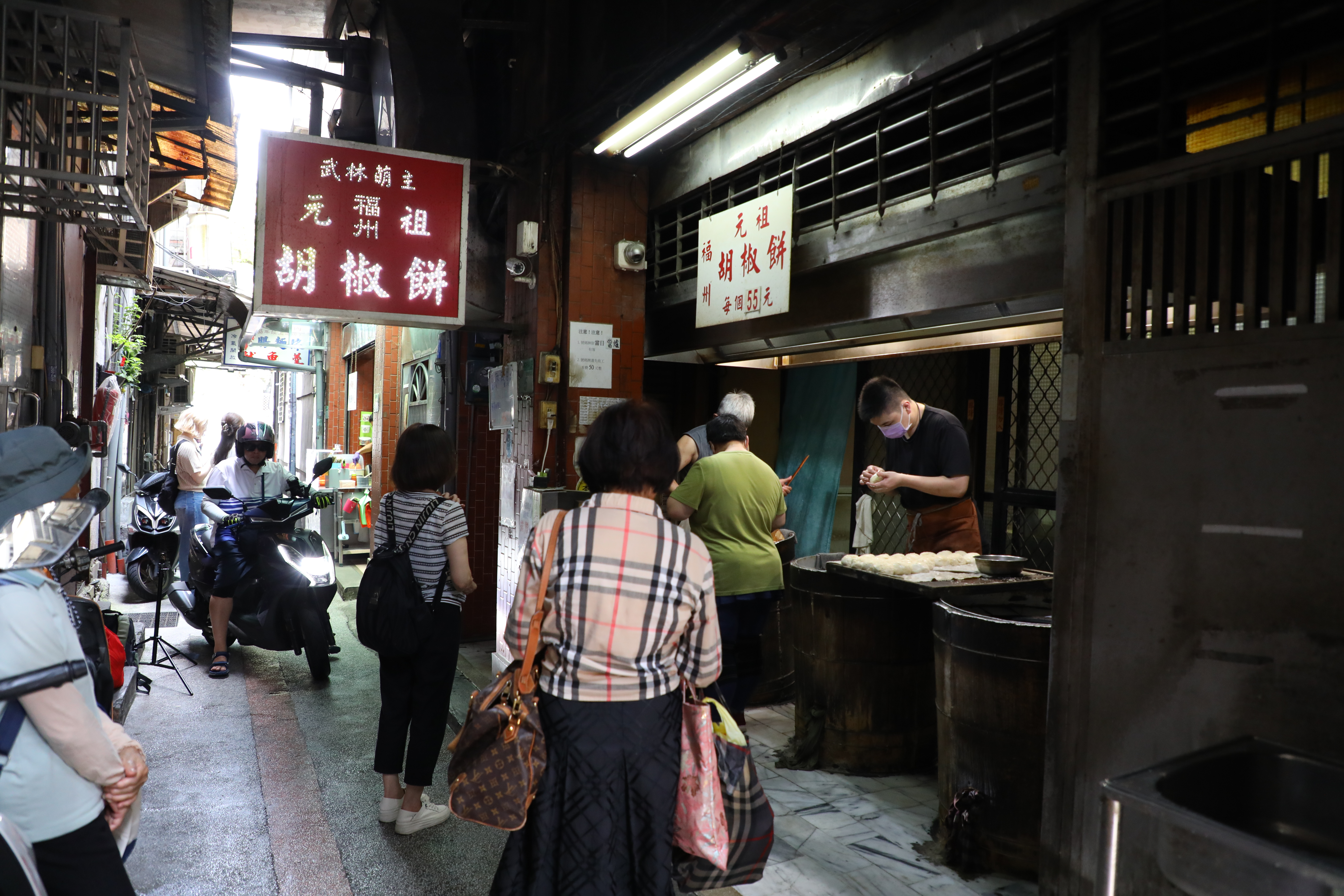 台北萬華的「福州元祖胡椒餅」隱身在民宅巷弄內。