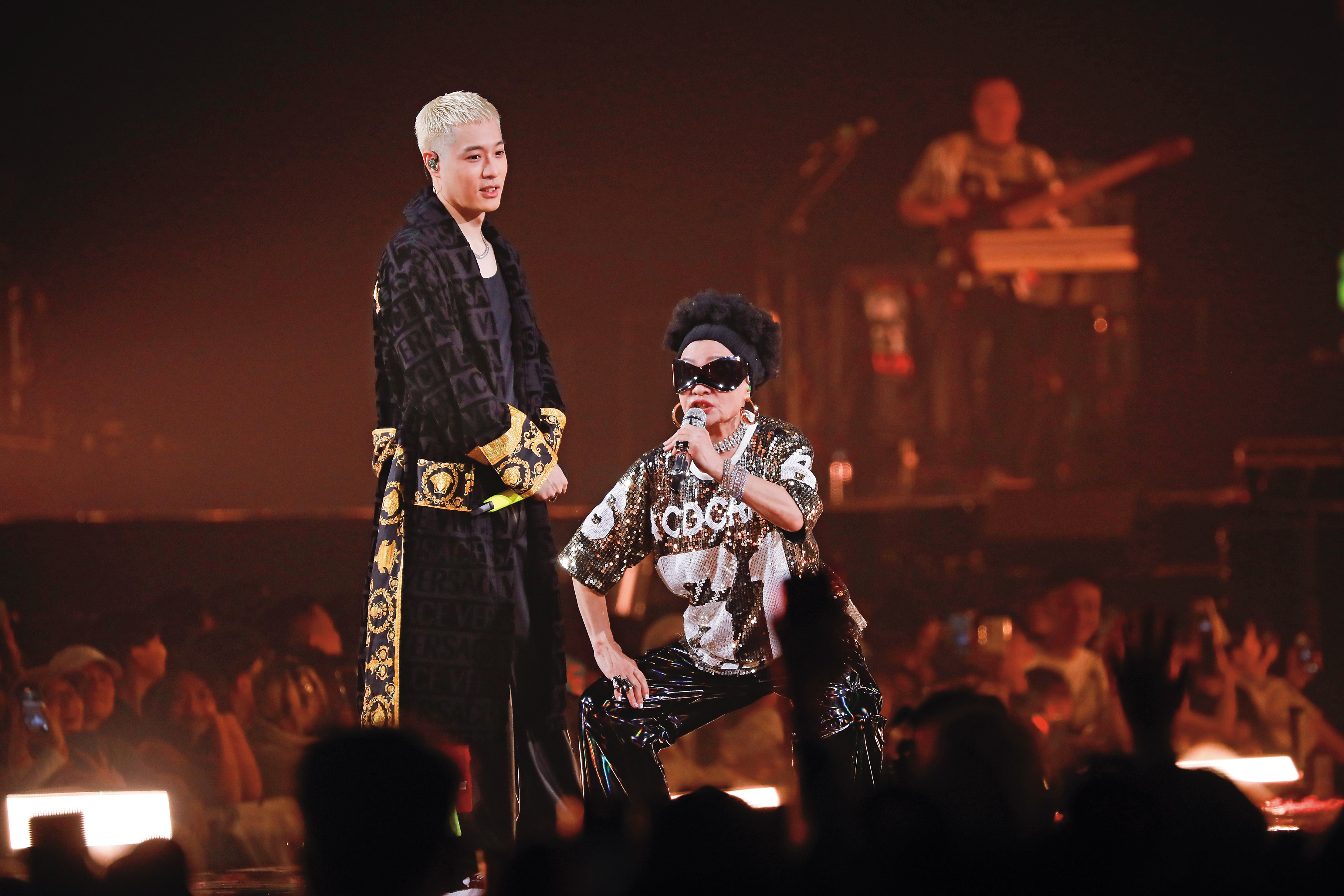 周湯豪攜手媽媽比莉重返台北小巨蛋演唱，卻爆出不讓工作人員吃慶功宴，讓母子倆被嚴詞批評。