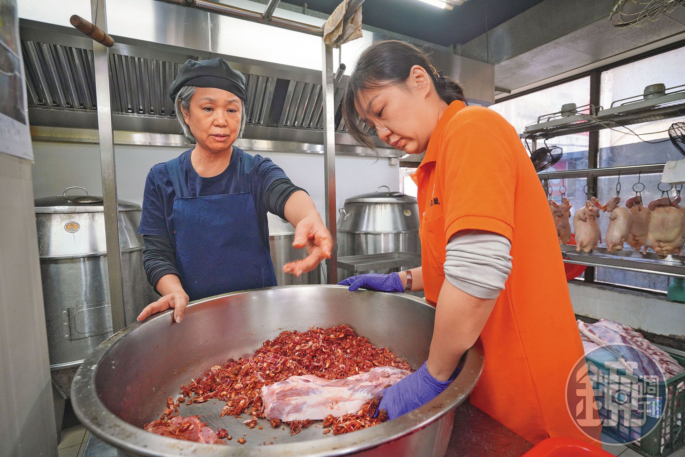 姚美貞(左)曾辛勞過度,送醫急診。女兒陳靜宜(右)因此辭職回家幫忙母親,已可上手醃製叉燒。