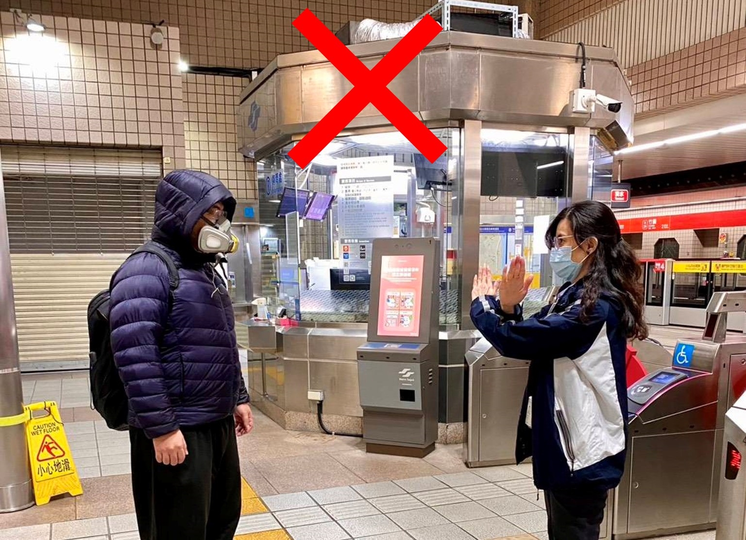 台北捷運昨宣布新規定公告，指旅客若無正當理由佩戴防毒面具、過濾式呼吸器、頭盔、面罩、面具，或穿著具恐攻、武裝態樣等，經勸導不聽將拒絕運送。（翻攝自北捷臉書）