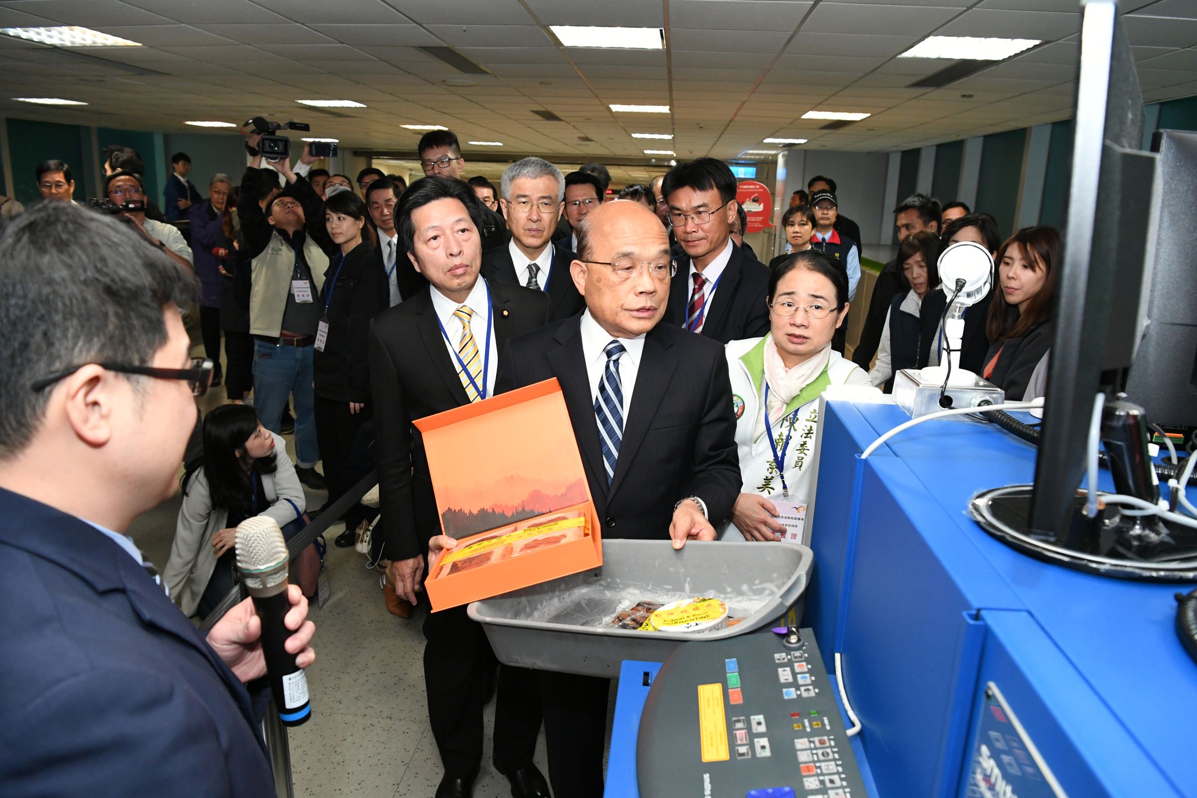 當年非洲豬瘟開始蔓延、威脅各國,時任行政院長蘇貞昌多次到機場視察邊境檢疫工作。(行政院提供)