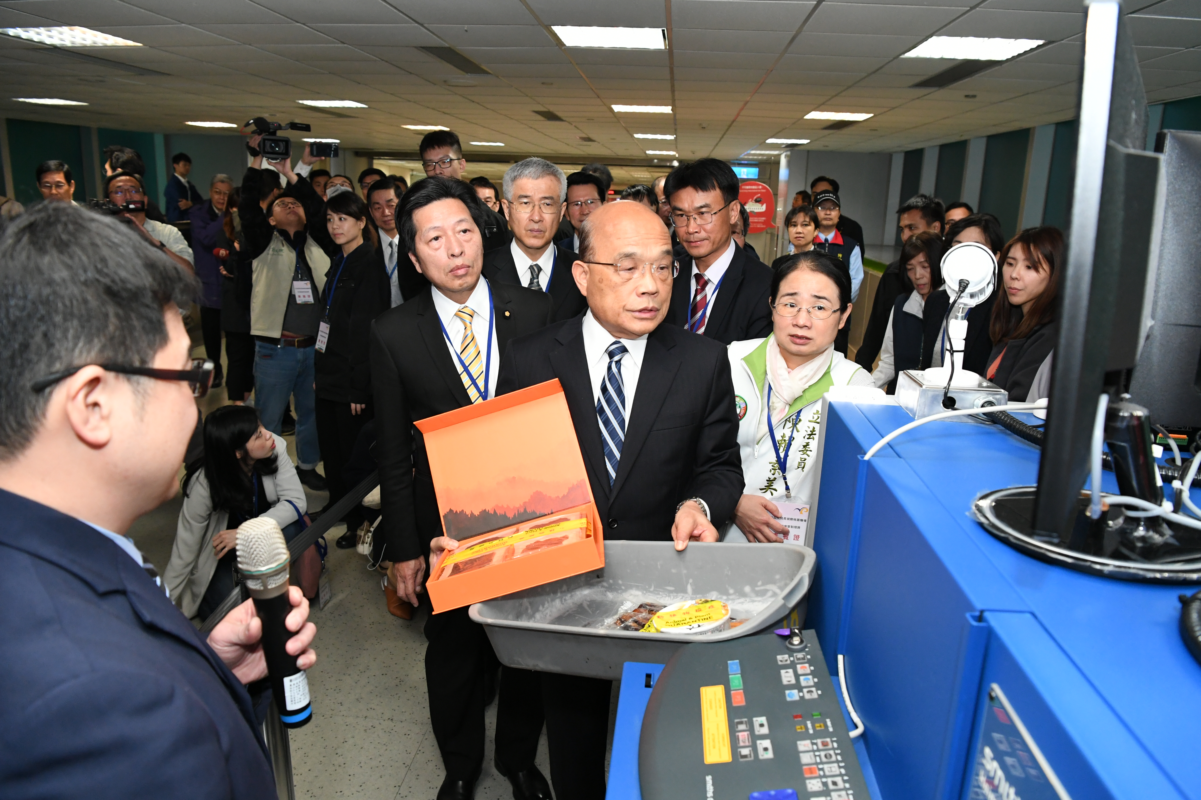 當年非洲豬瘟開始蔓延、威脅各國，時任行政院長蘇貞昌多次到機場視察邊境檢疫工作。（行政院提供）