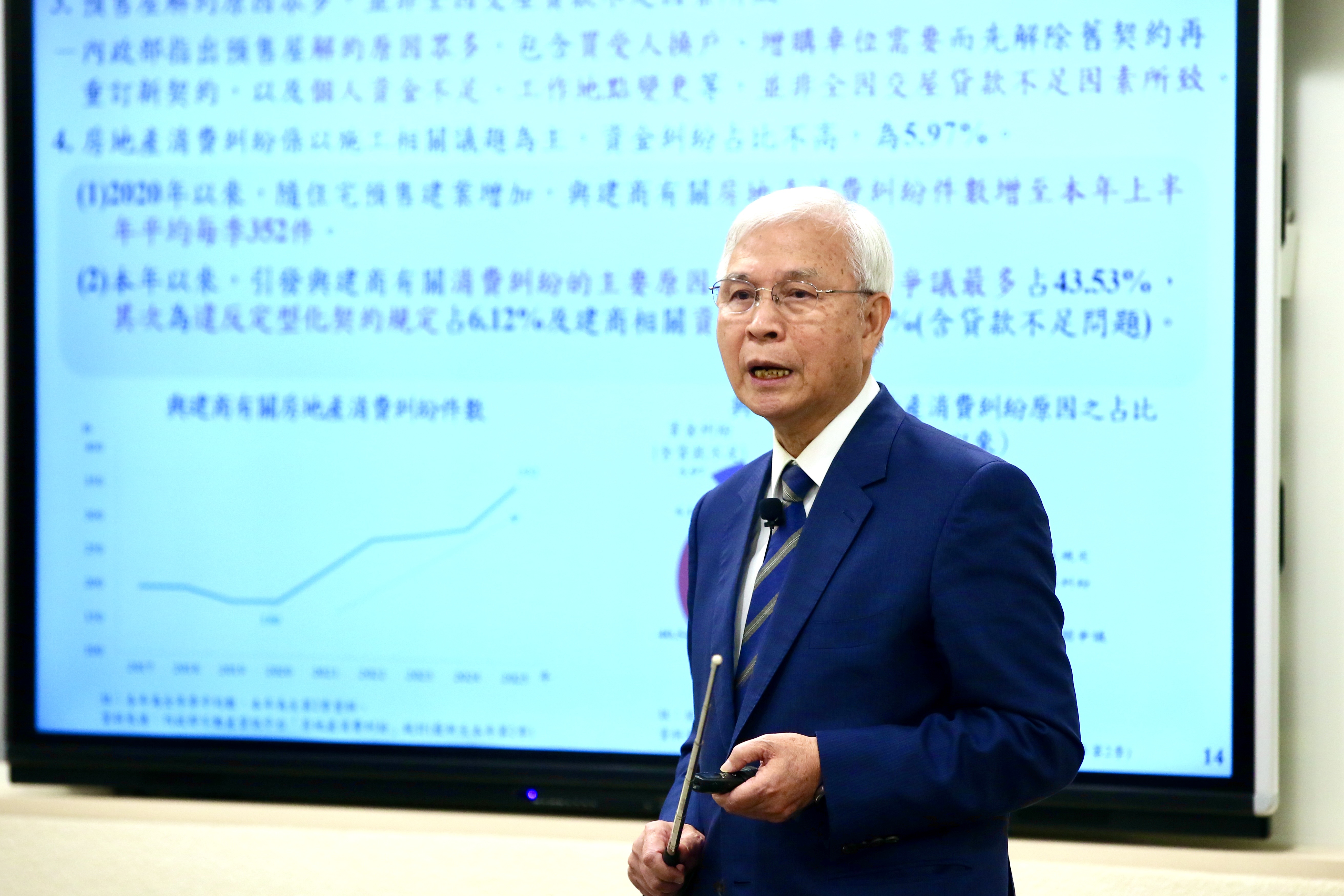 楊金龍強調「房地產風險仍在」，並解釋不鬆綁房市管制措施的原因。