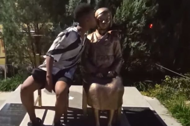 美國YouTuber Johnny Somali在南韓猥褻象徵二戰受害慰安婦的「和平少女像」。（翻攝畫面）