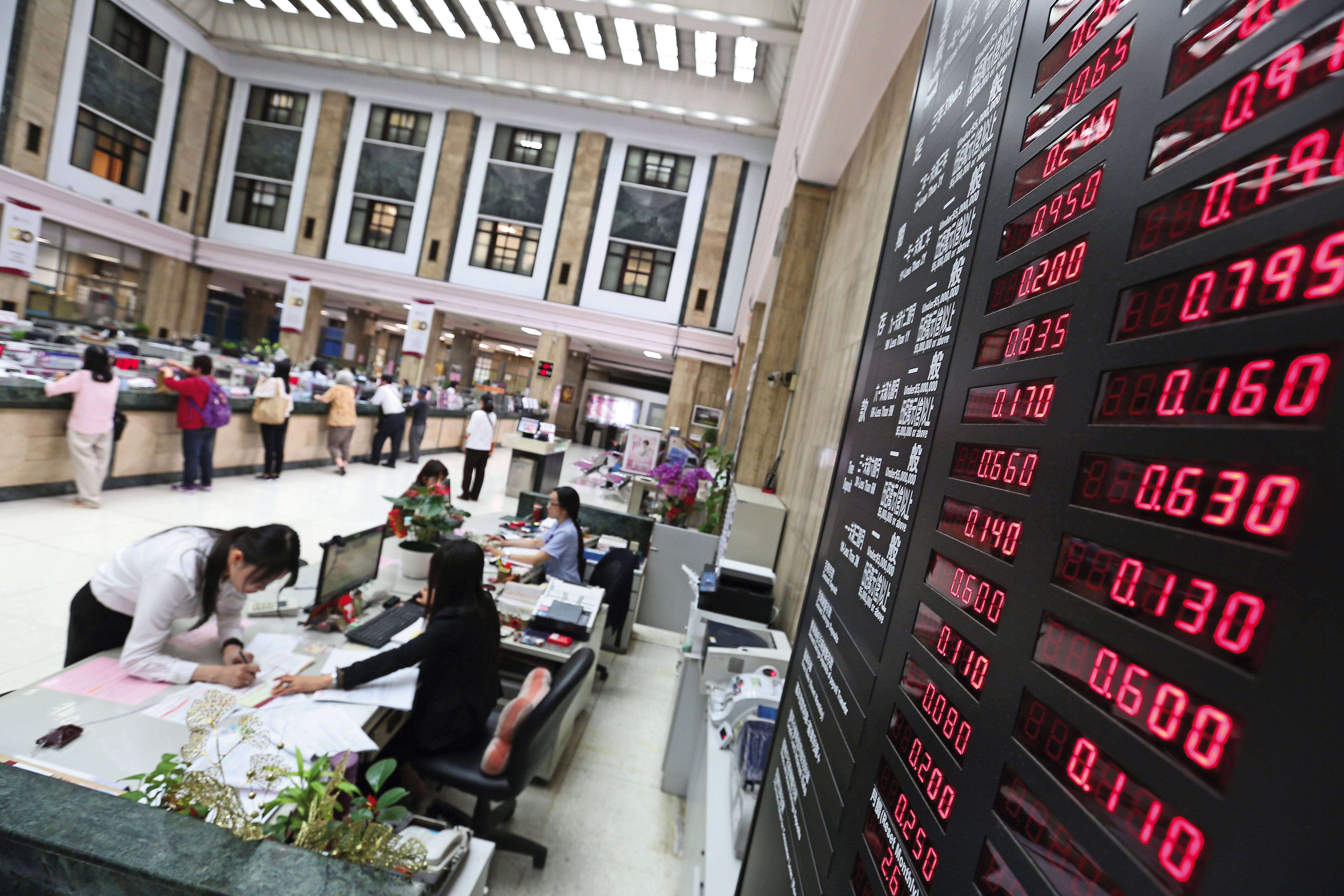 2020年利率降至史上新低，管清智嗅到熱錢引爆，All in房地產通吃主升段。