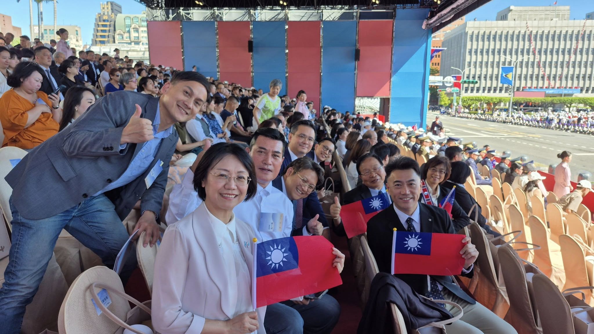 翁曉玲曬出的照片可見，其他藍委排排坐好，唯獨葉元之站著。（翻攝自臉書@翁曉玲）