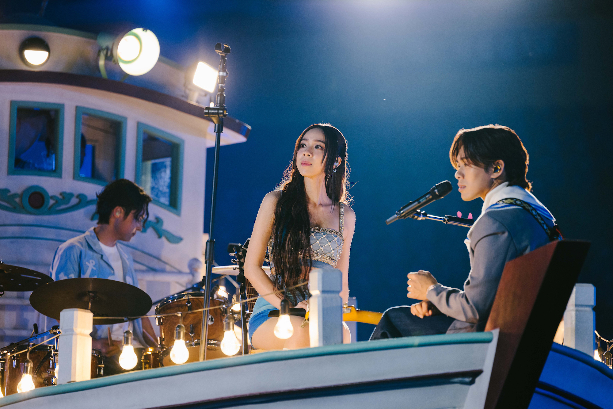 告五人《宇宙超有趣》宜蘭家場第一晚圓滿舉辦，坐在完美復刻犬青爺爺的漁船「順德號」上演唱，犬青差點感動落淚。（相信音樂提供）