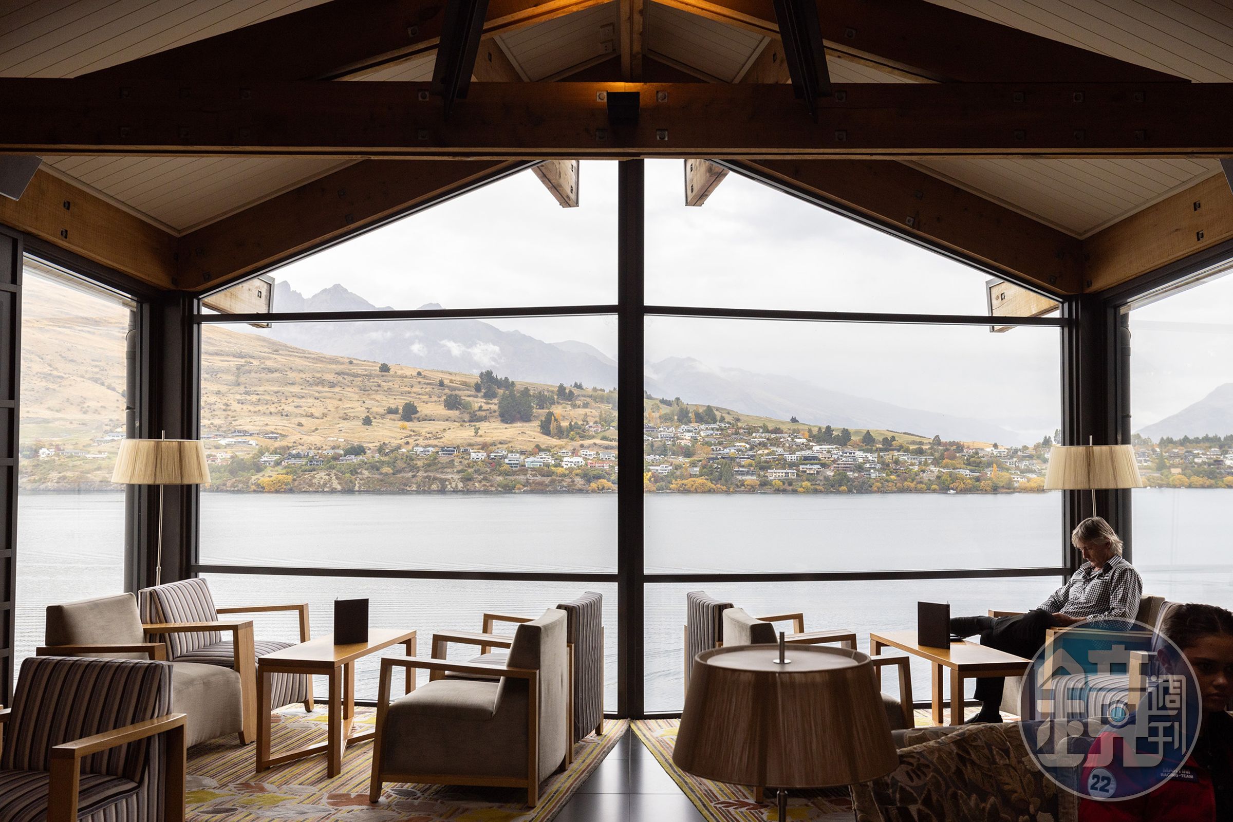 The Rees Hotel Queenstown位於皇后鎮瓦卡蒂普湖邊，從飯店內的各個窗景都能欣賞到令人心醉的湖光山色。