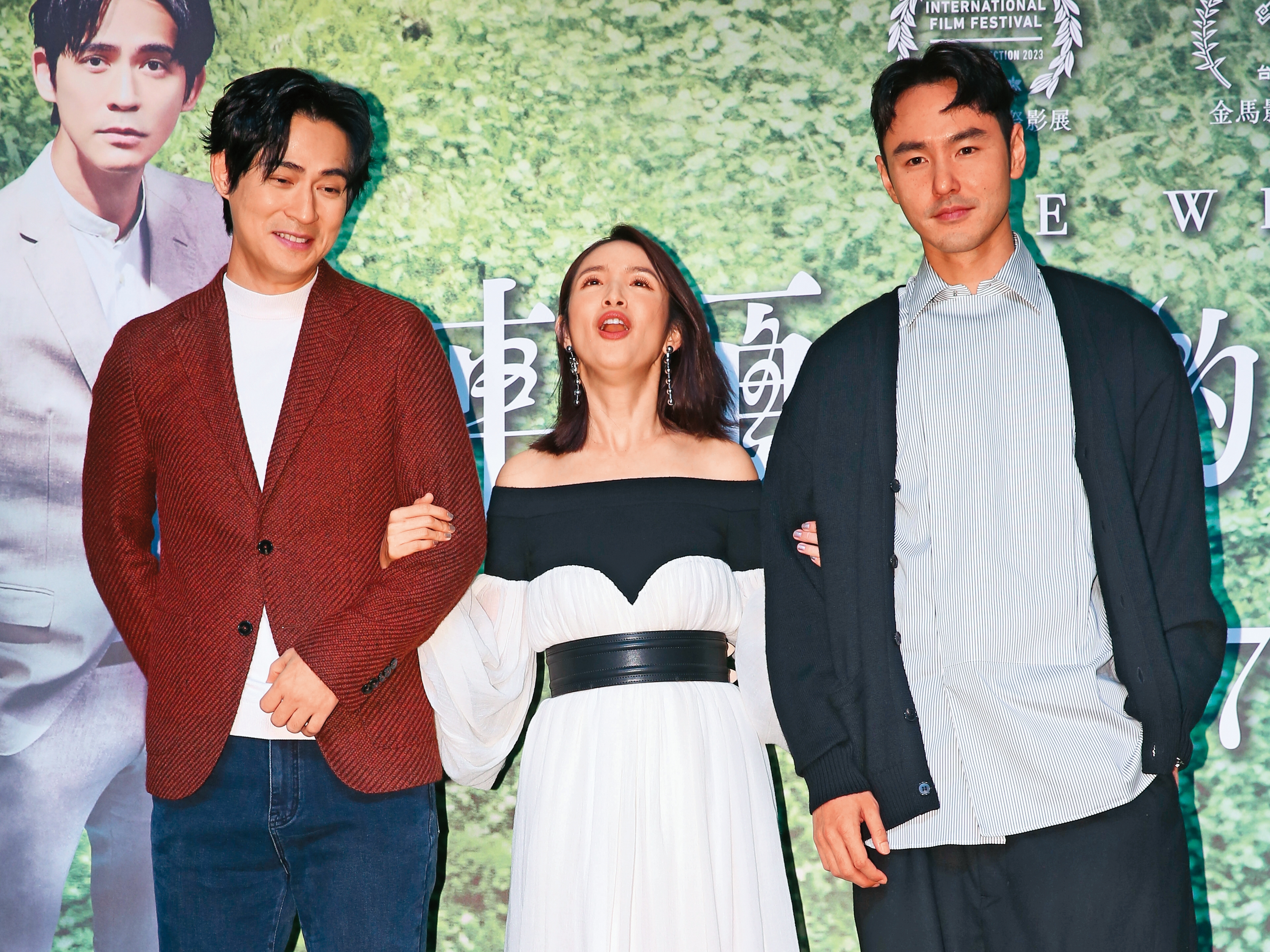 林依晨（中）將兩大男神周渝民（左）、阮經天（右）攬牢牢，扮演好「桶箍」的角色。