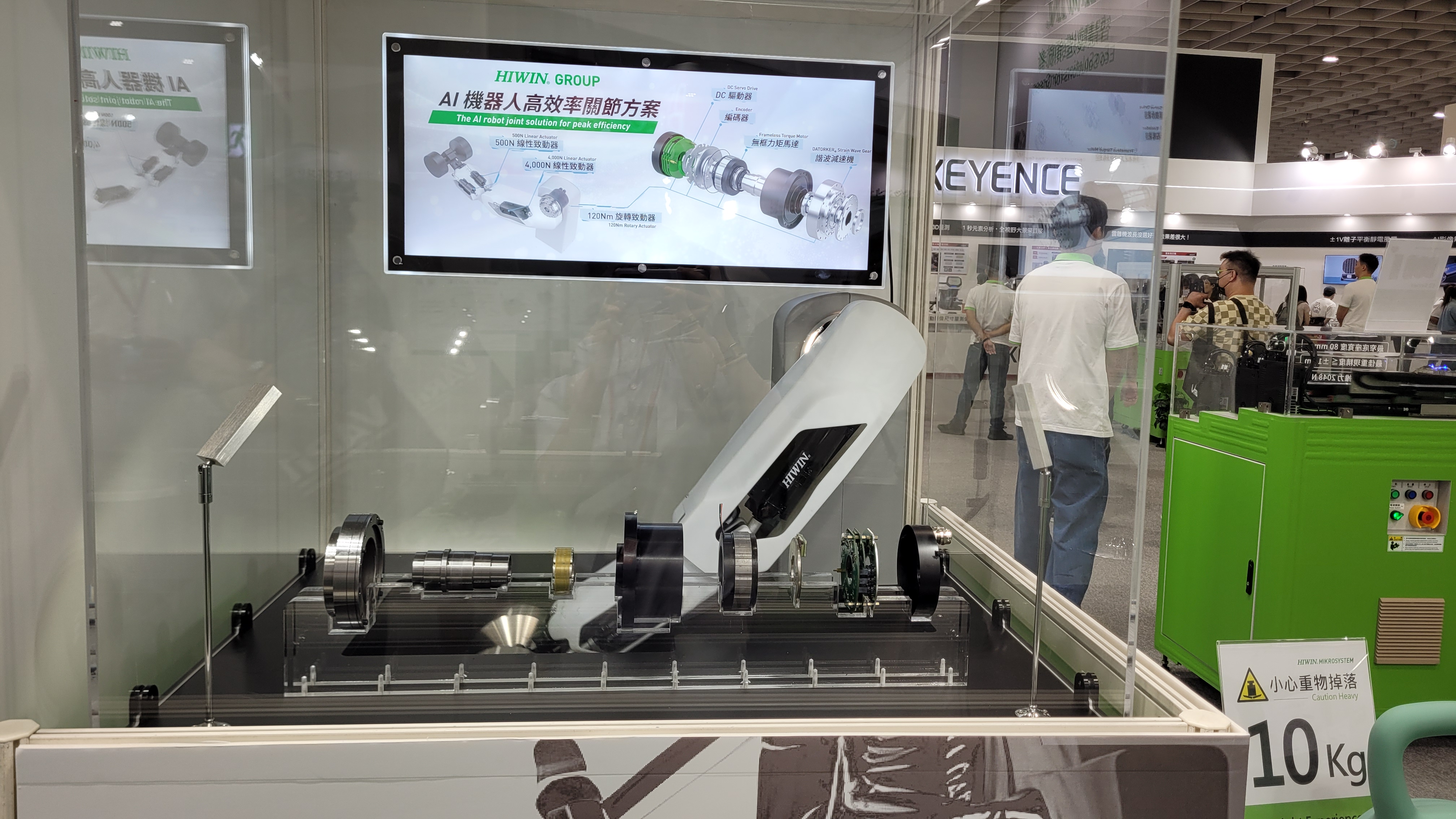 上銀在今年機器人與智慧自動化展首次展出人型機器人應用，使用公司核心產品打造「機器人關節」，打造客製化的產品方案。