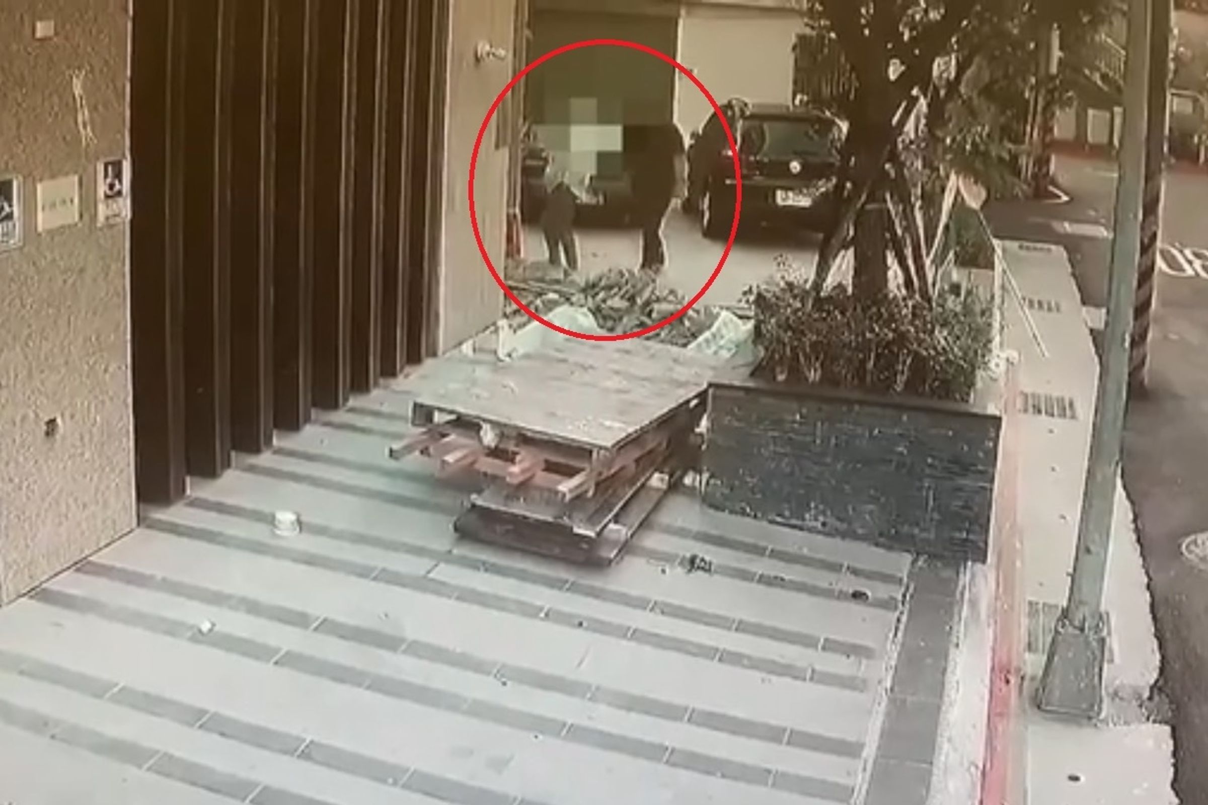 監視器拍下2名裝潢師傅進入建案施工的最後身影。（翻攝畫面）