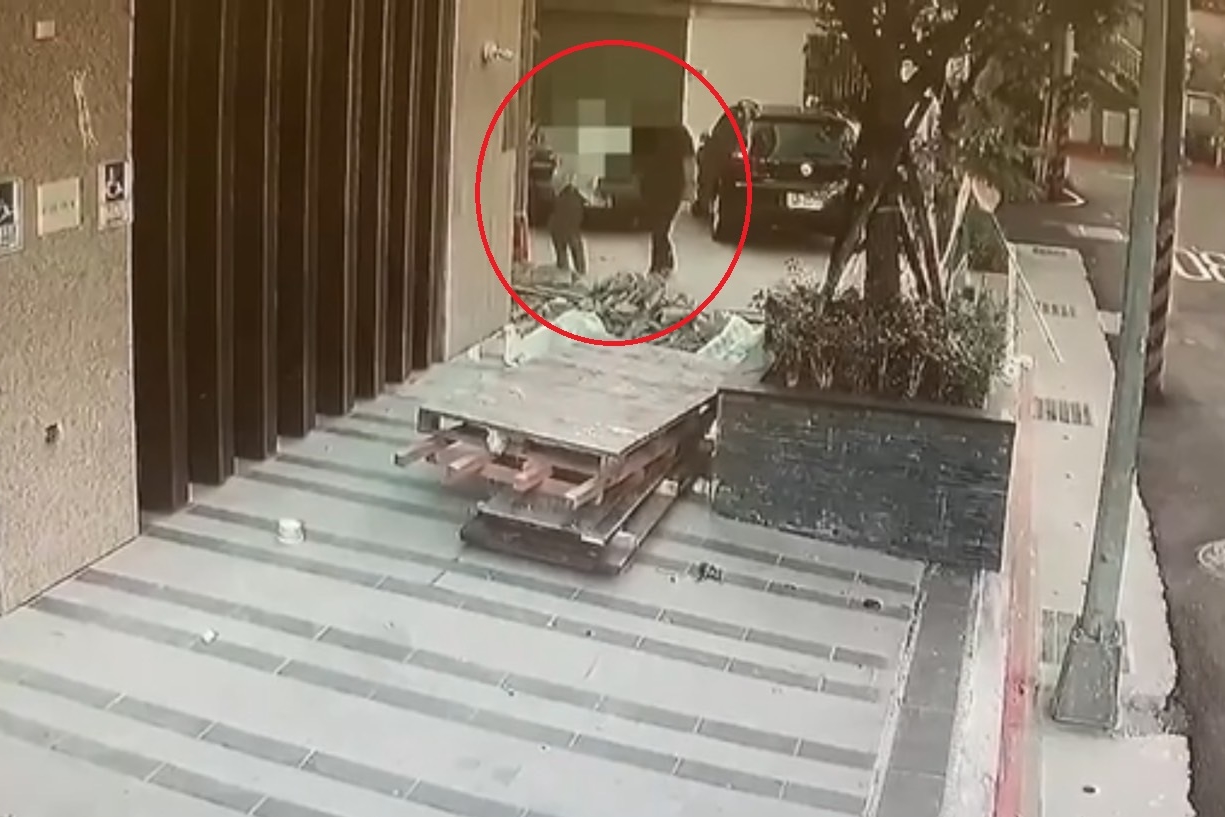 監視器拍下2名裝潢師傅進入建案施工的最後身影。（翻攝畫面）