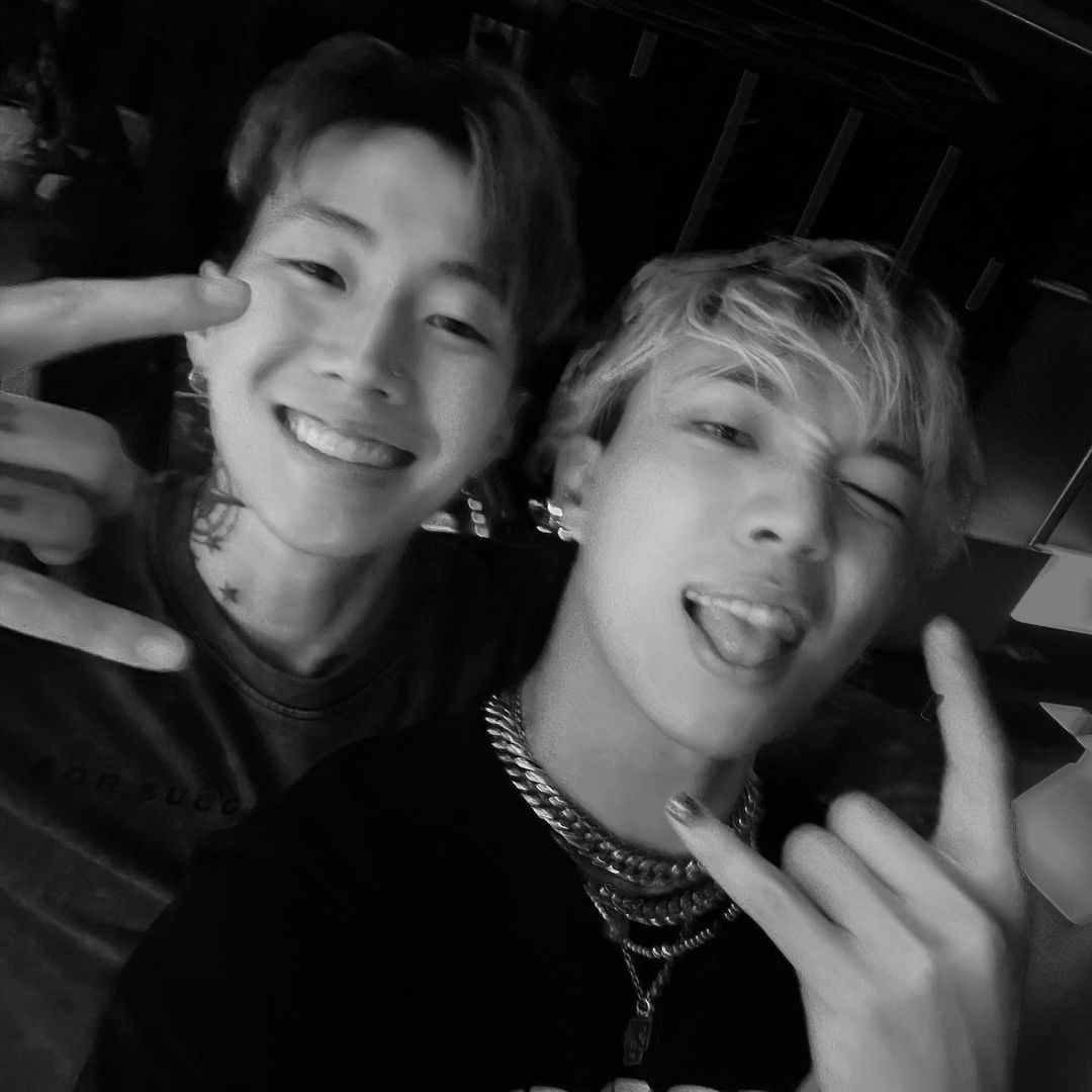 ØZI(右)年中與Jay Park(左)合照讓許多粉絲驚訝。(翻攝ØZI IG)