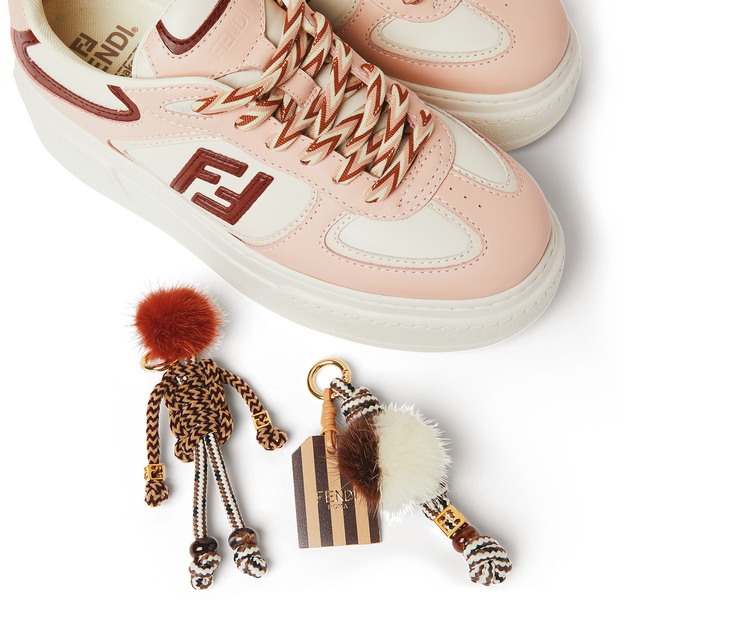 粉紅色FENDI Match運動鞋的貂毛細節好令人心動。NT$47,500。(FENDI提供)
