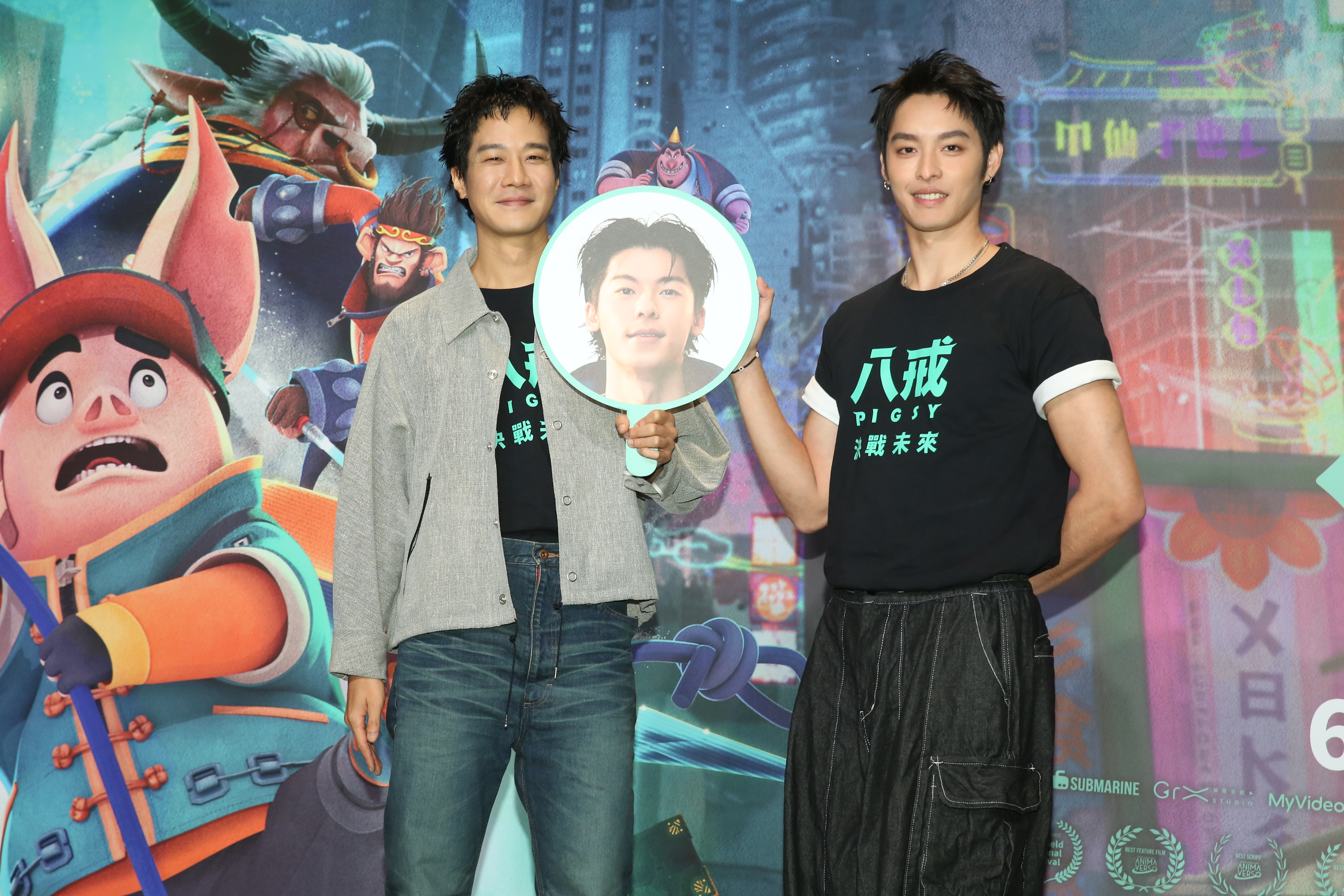 薛仕凌（左）、曹佑寧（右）分別以台語、客語詮釋八戒角色，與國語版的許光漢用聲音一決高下。