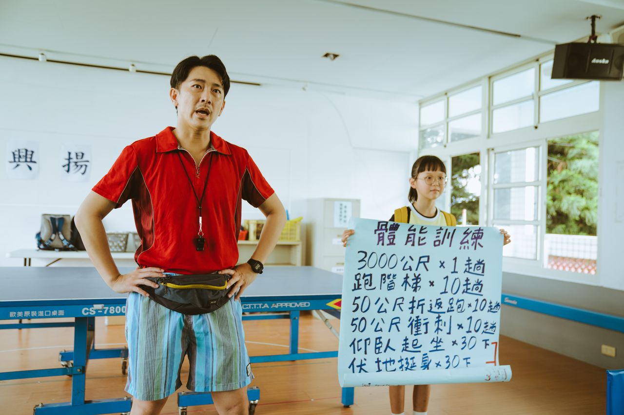 施名帥（左）飾演的桌球教練培育出球技出眾的女兒林菀柔（右）。（華納提供）