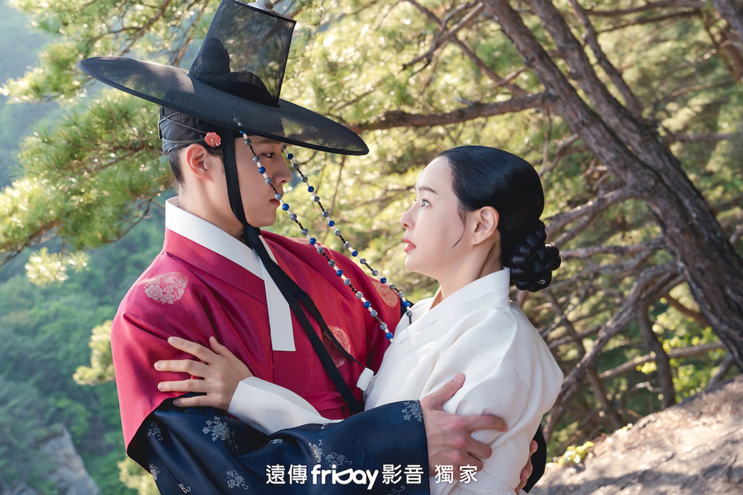 李荷妮與李鍾元在《夜晚盛開的花》戲裡火花十足。(friDay影音提供)