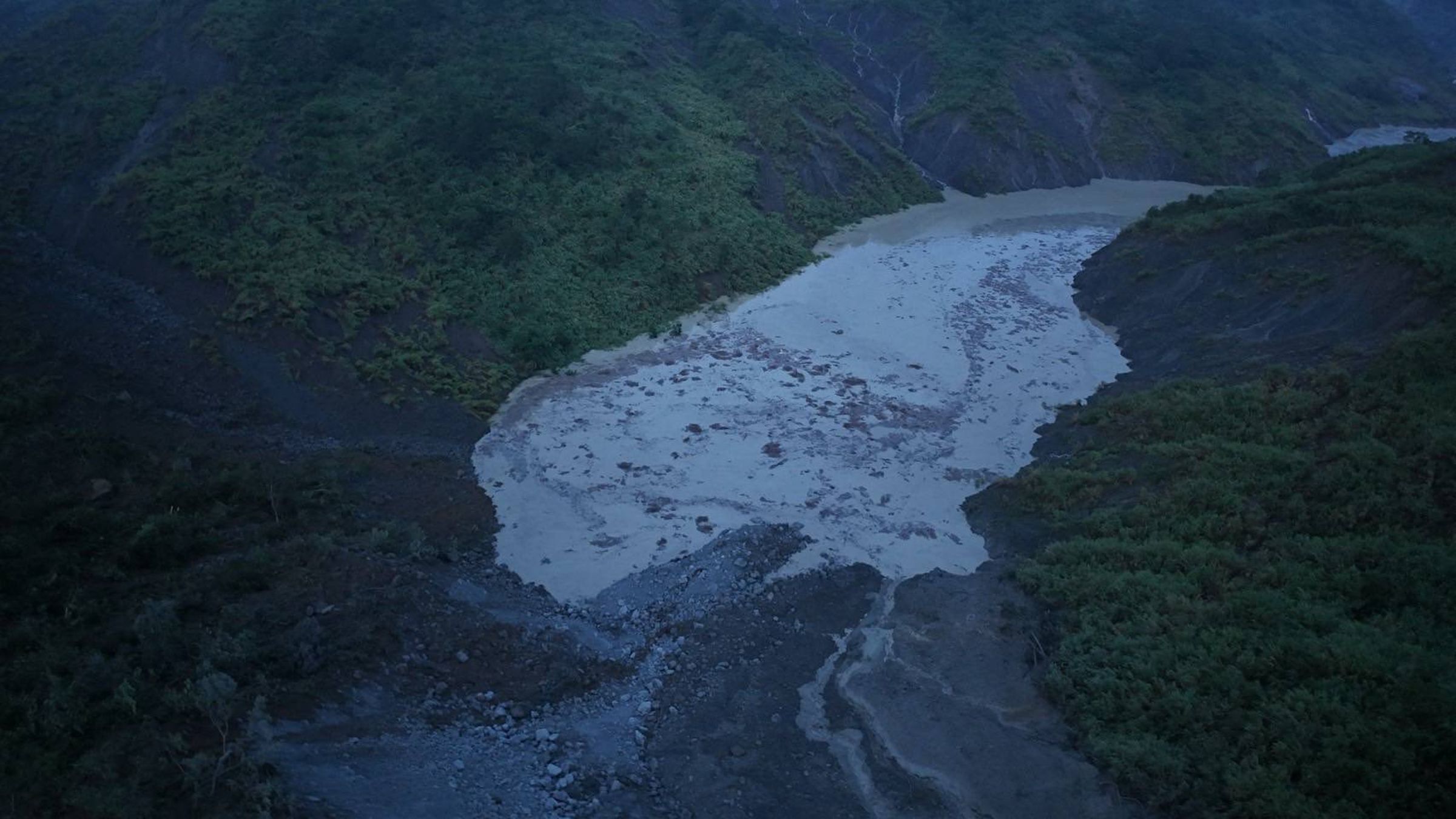 清水溪堰塞湖恐有潰決風險,鎮長陳東睦立即指示撤離低窪地區居民。(翻攝自陳東睦臉書)