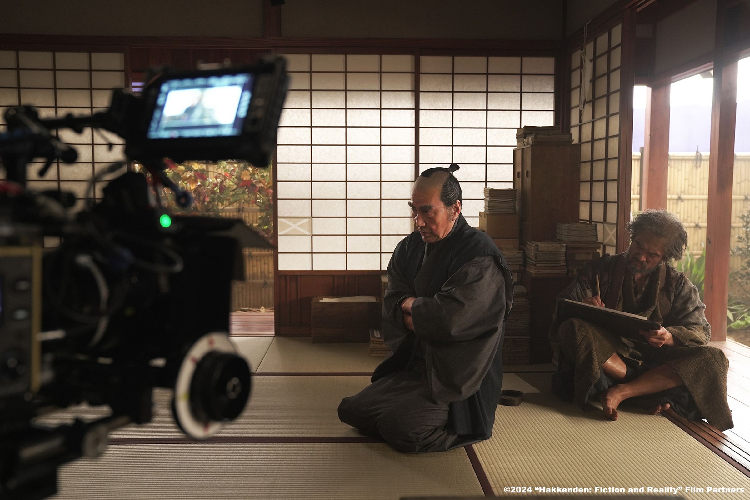 役所廣司(左)與內野聖陽(右)於新片《八犬傳》中分別飾演歷史人物曲亭馬琴與葛飾北齋,截然不同的性格為兩人對話最大看點。(原創娛樂提供)
