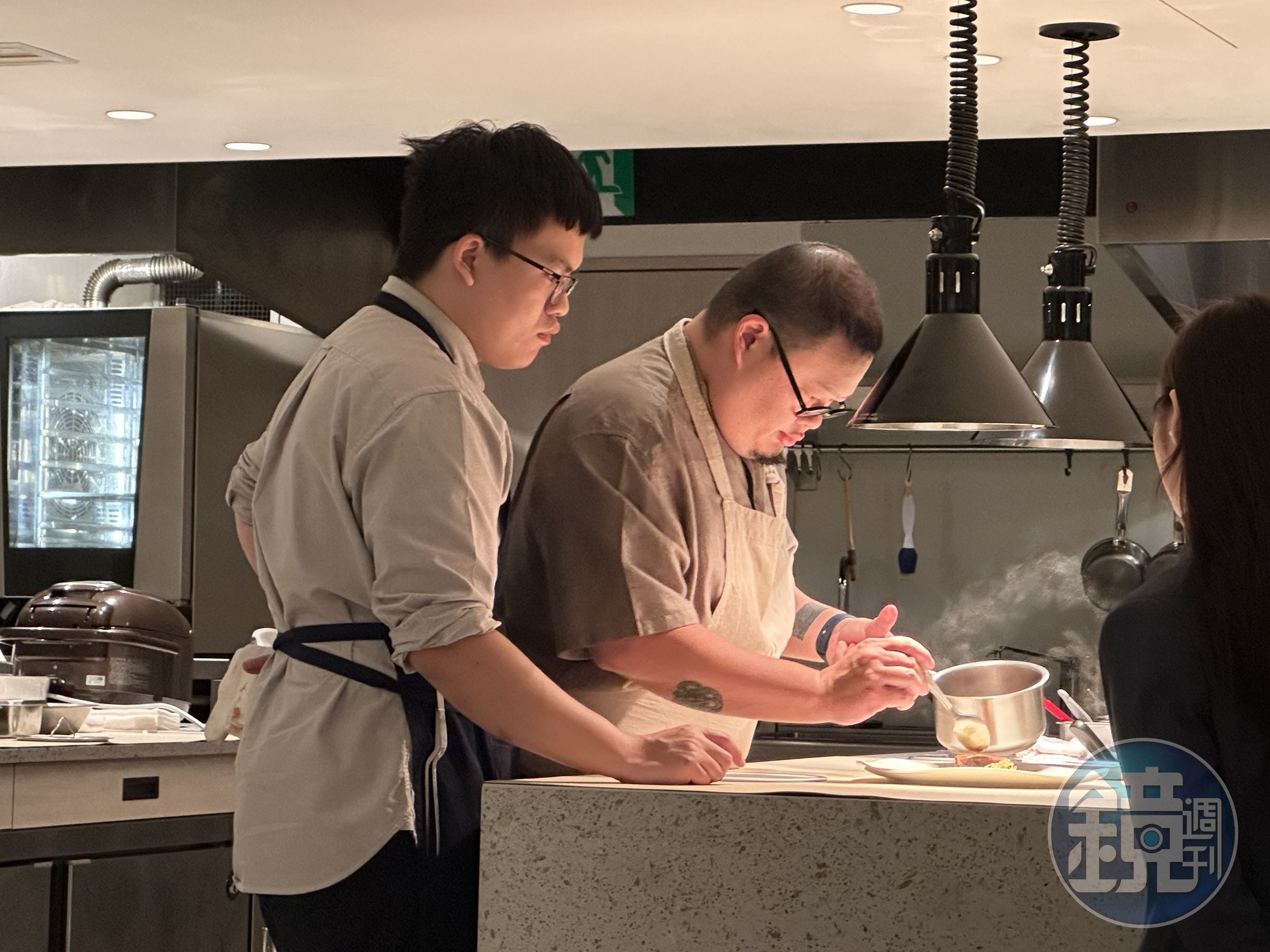 一邊用餐,可以欣賞Nobu Lee(左二)在開放式廚房專注做菜的神情。