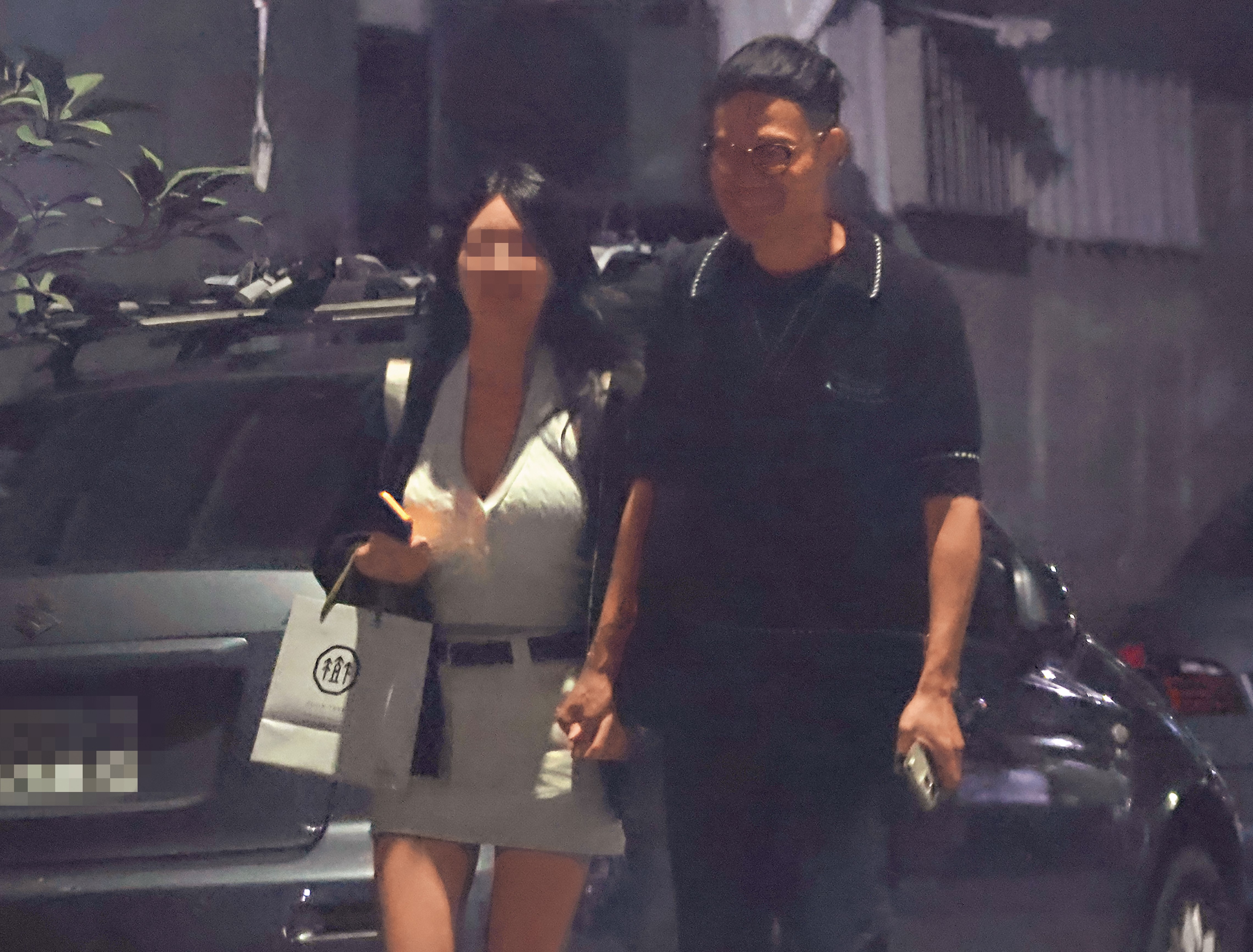 5/1，20：55，「奈思診所」背後的「大於生醫集團」董事長張軒銘（右）婚外交往下屬吳女（左），兩人牽手約會。