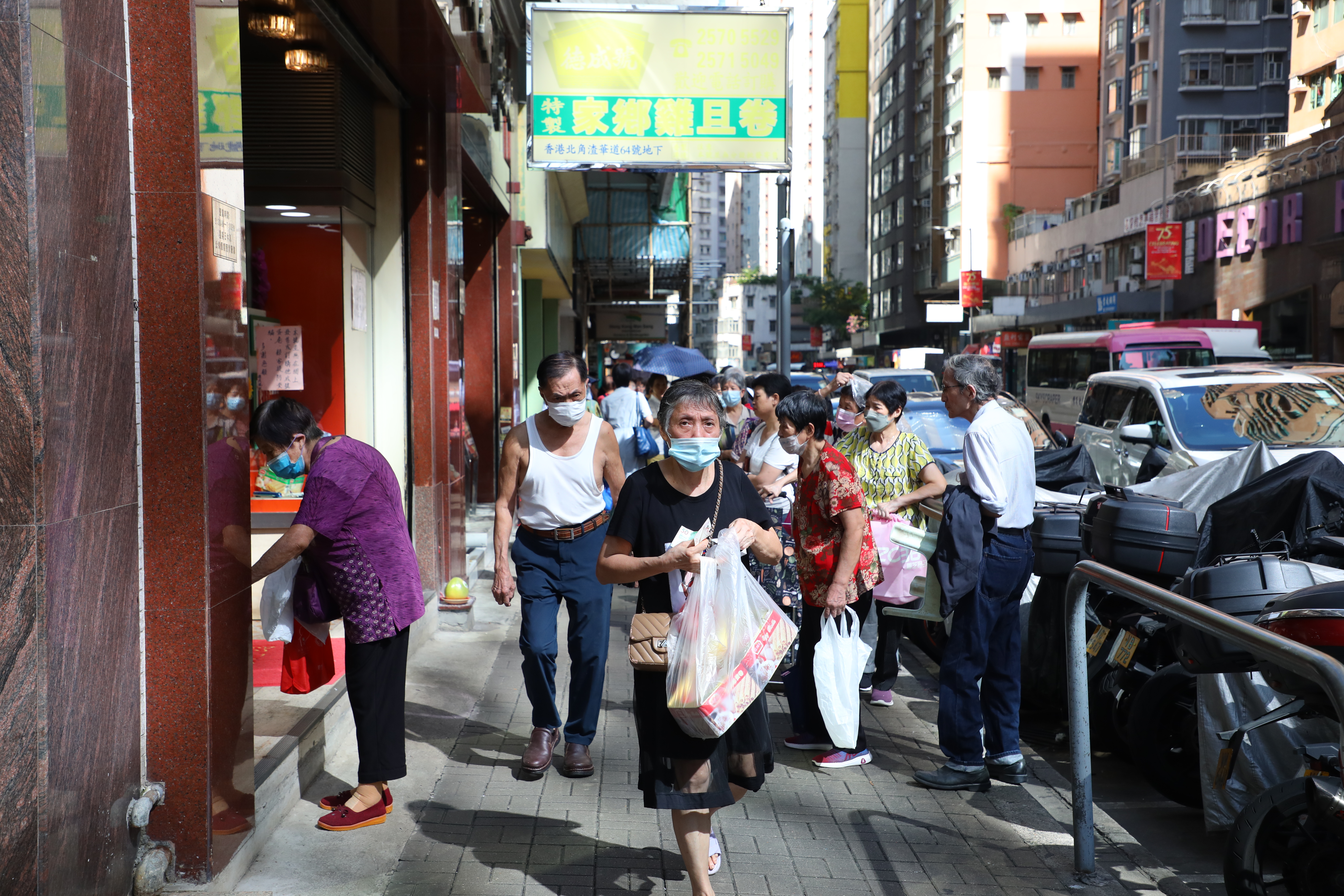 「德成號」每週只開三天，週四早上一開門，門口就已出現排隊長龍。