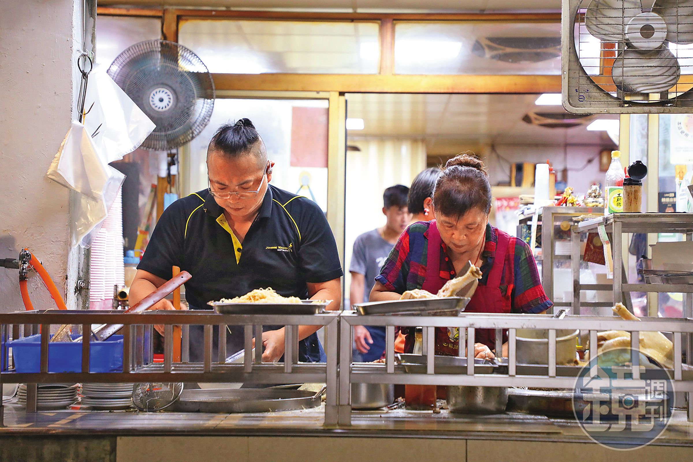 全家人一起經營小店，食物新鮮，服務親切。