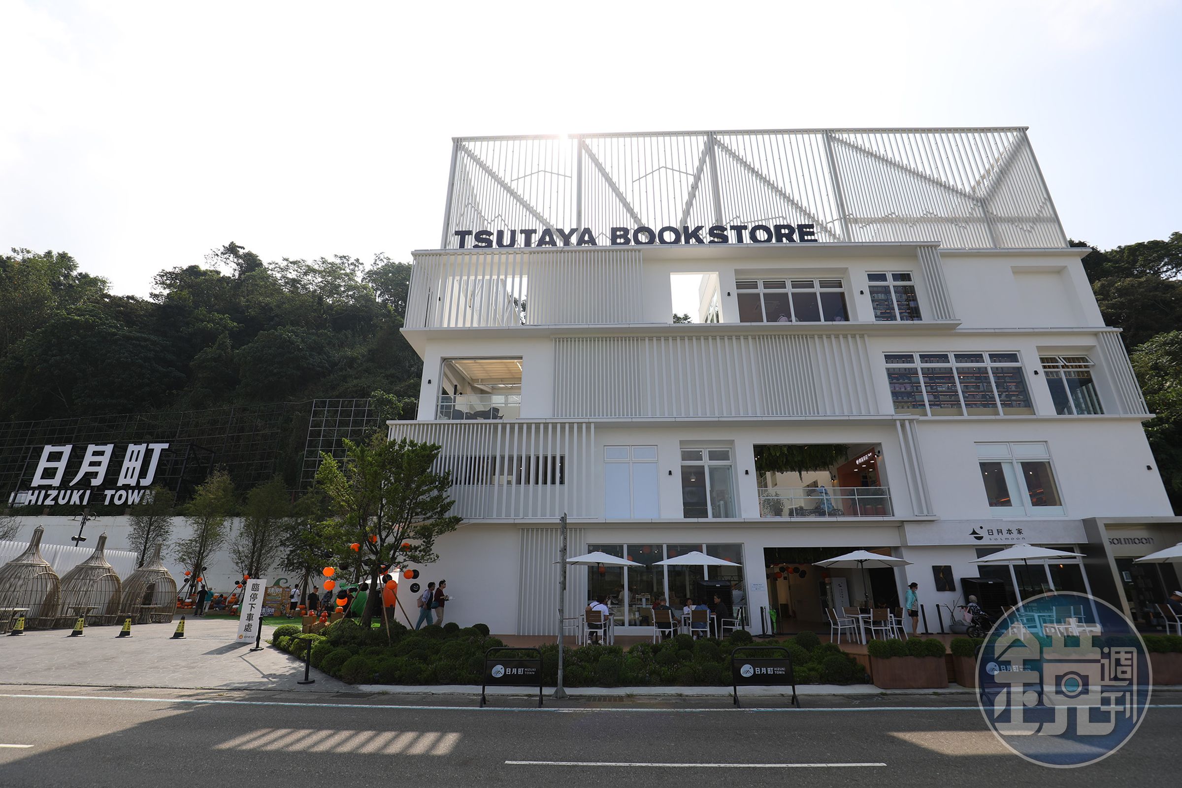 「日月町」位於進入日月潭前哨站的國道6號「愛蘭交流道」旁。