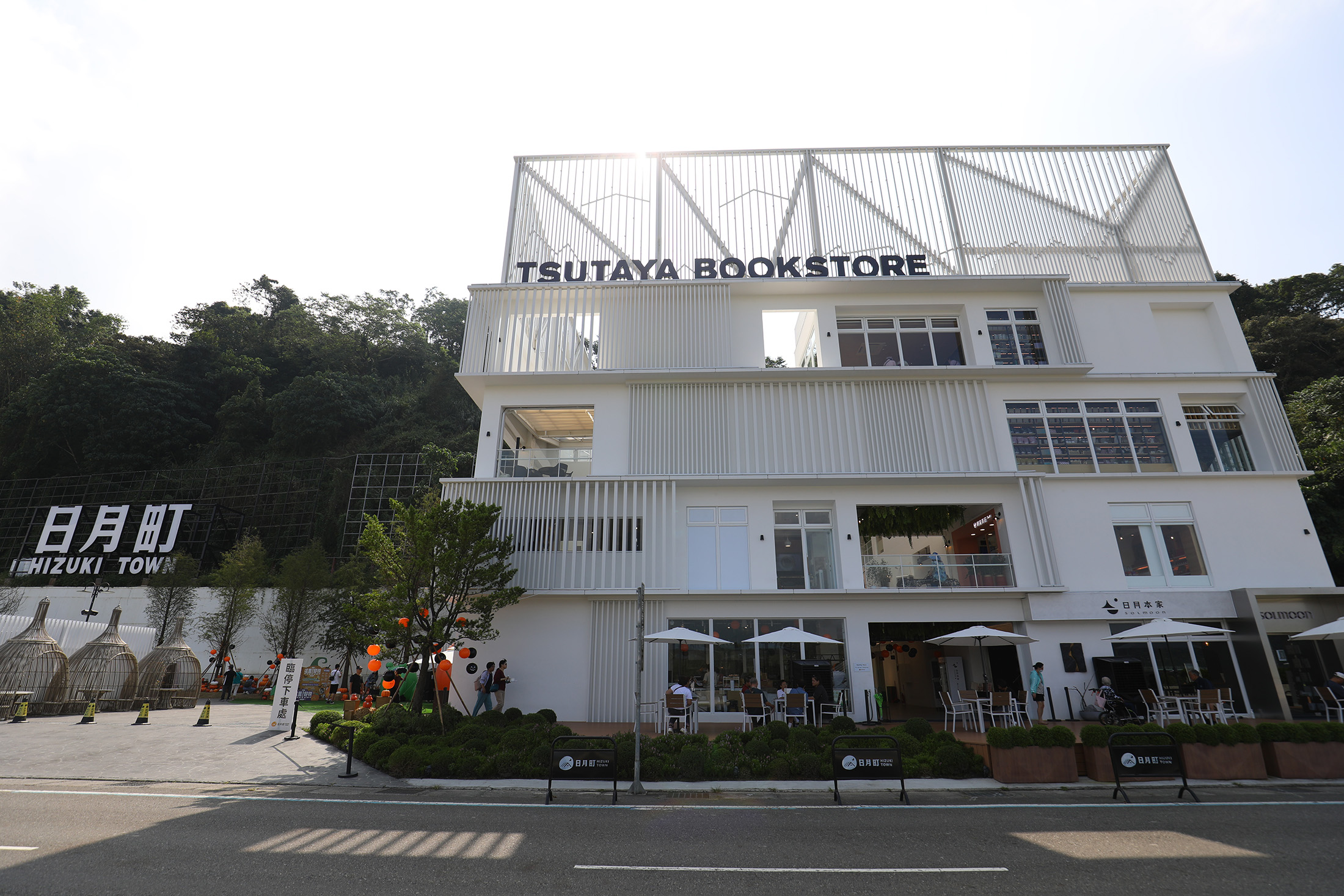 「日月町」位於進入日月潭前哨站的國道6號「愛蘭交流道」旁。