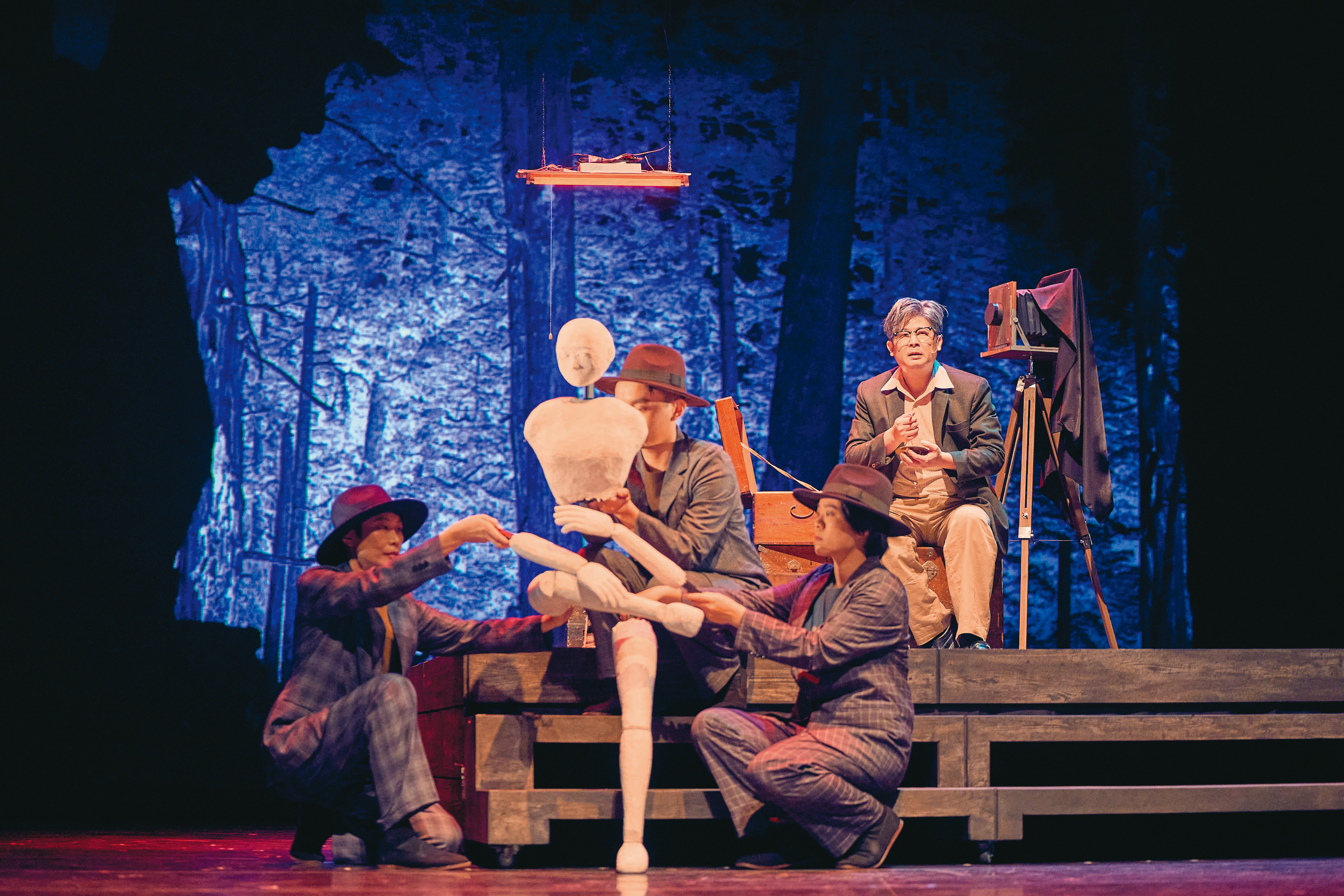 《藏畫》團隊用執頭偶呈現方慶綿的精神狀態，演出前排練許久。（飛人集社劇團提供；陳又維攝影）