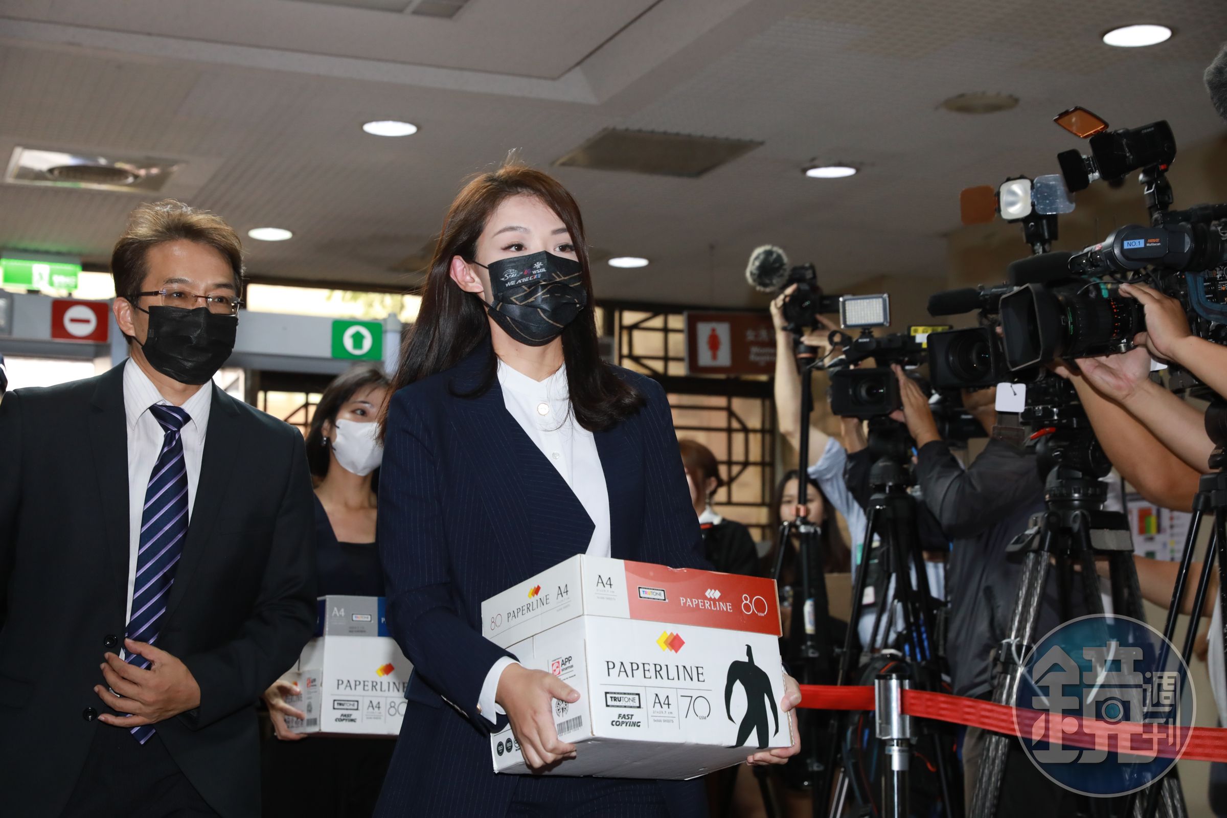 高虹安今與徐千晴各抱一箱文件資料到台北地院為貪污案出庭。
