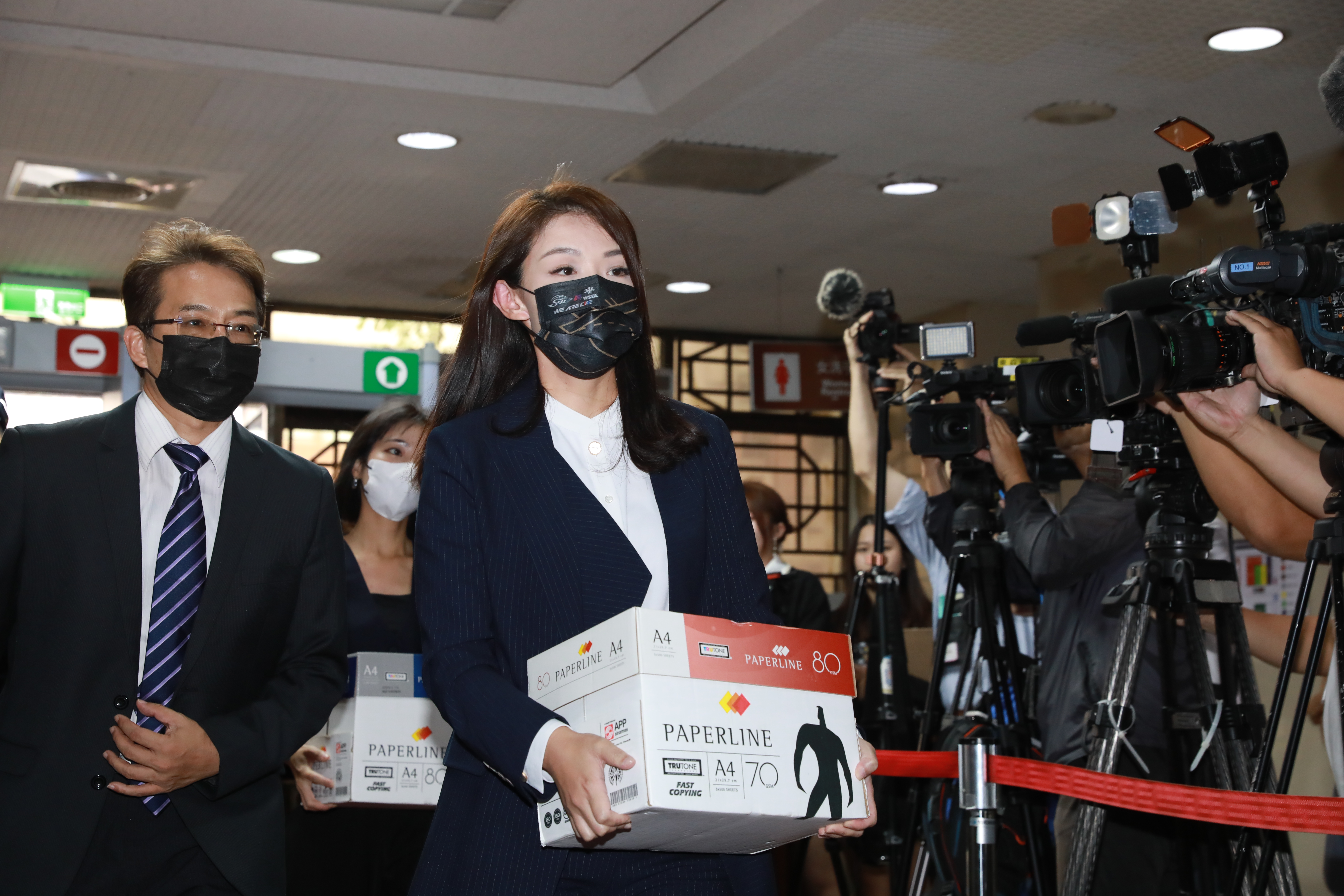 高虹安今與徐千晴各抱一箱文件資料到台北地院為貪污案出庭。