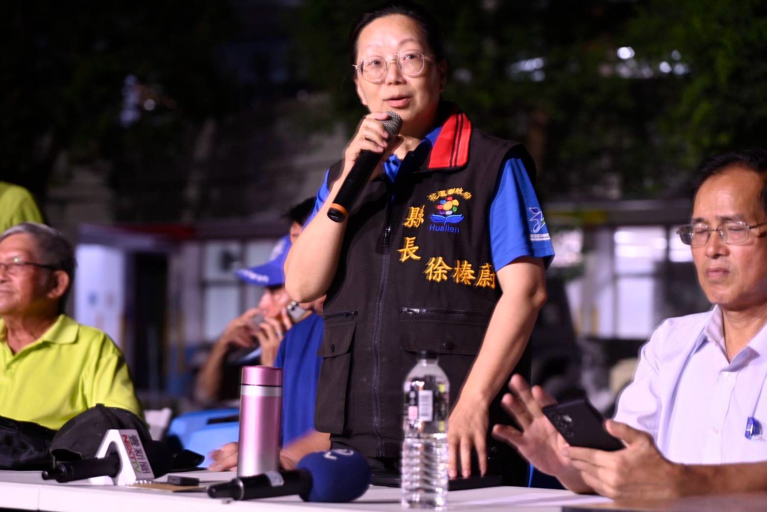 花蓮縣長徐榛蔚出席部落自救會的說明會，遭災民群起砲轟。（花蓮縣政府提供）