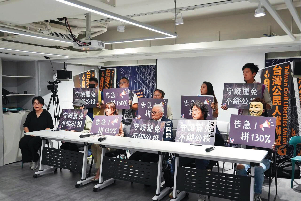 綠委沈伯洋、聯電創辦人曹興誠等人為二階連署催票。（翻攝Threads@babujushi）