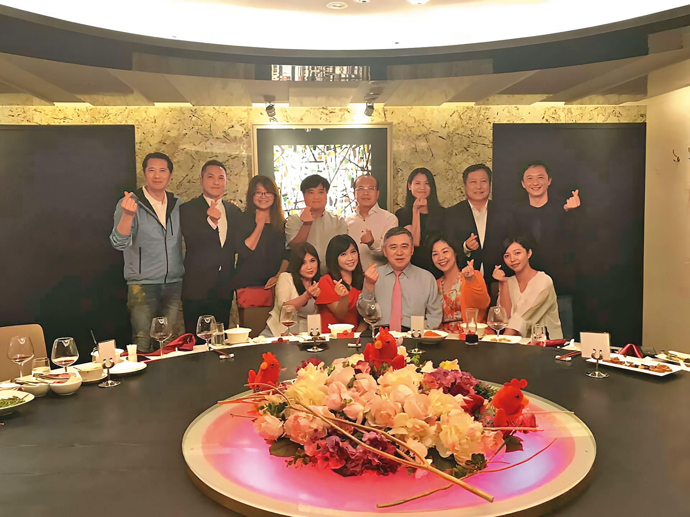 主播蔡尚樺(前排左二)曾出席王文洋(前排中)餐宴,當時也飄出一絲緋聞的味道。(翻攝自臉書)