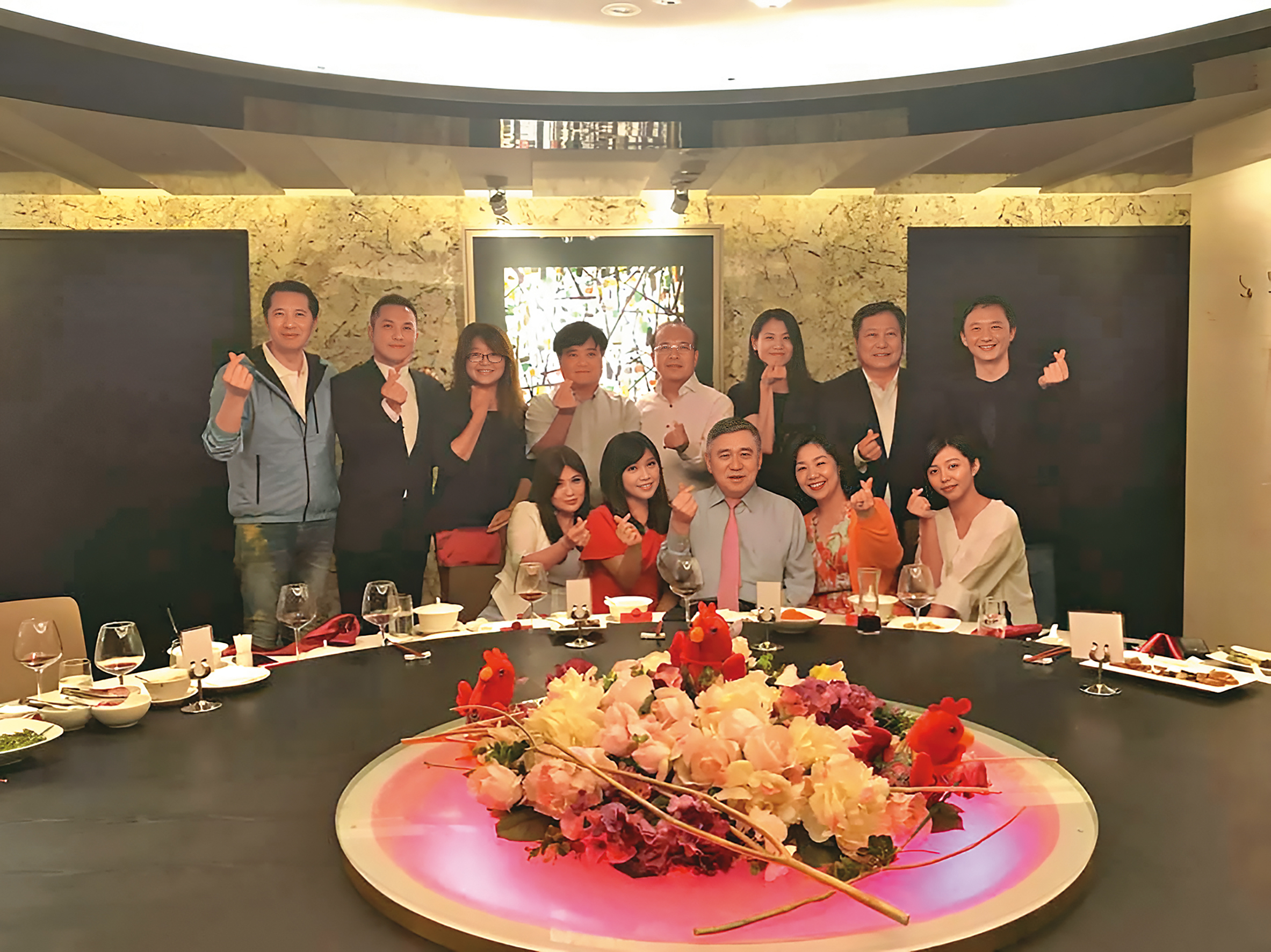 主播蔡尚樺（前排左二）曾出席王文洋（前排中）餐宴，當時也飄出一絲緋聞的味道。（翻攝自臉書）